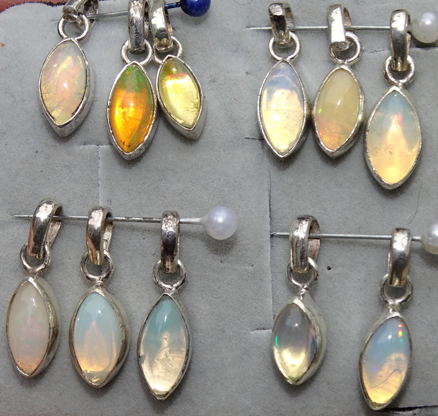 Opale Welo, l'authentique et mythique pierre ! Pendentif monté sur Argent 0.925, dimensions : 12 à 14 millimètres . Pendentif vendu seul ou avec chainette en Argent !