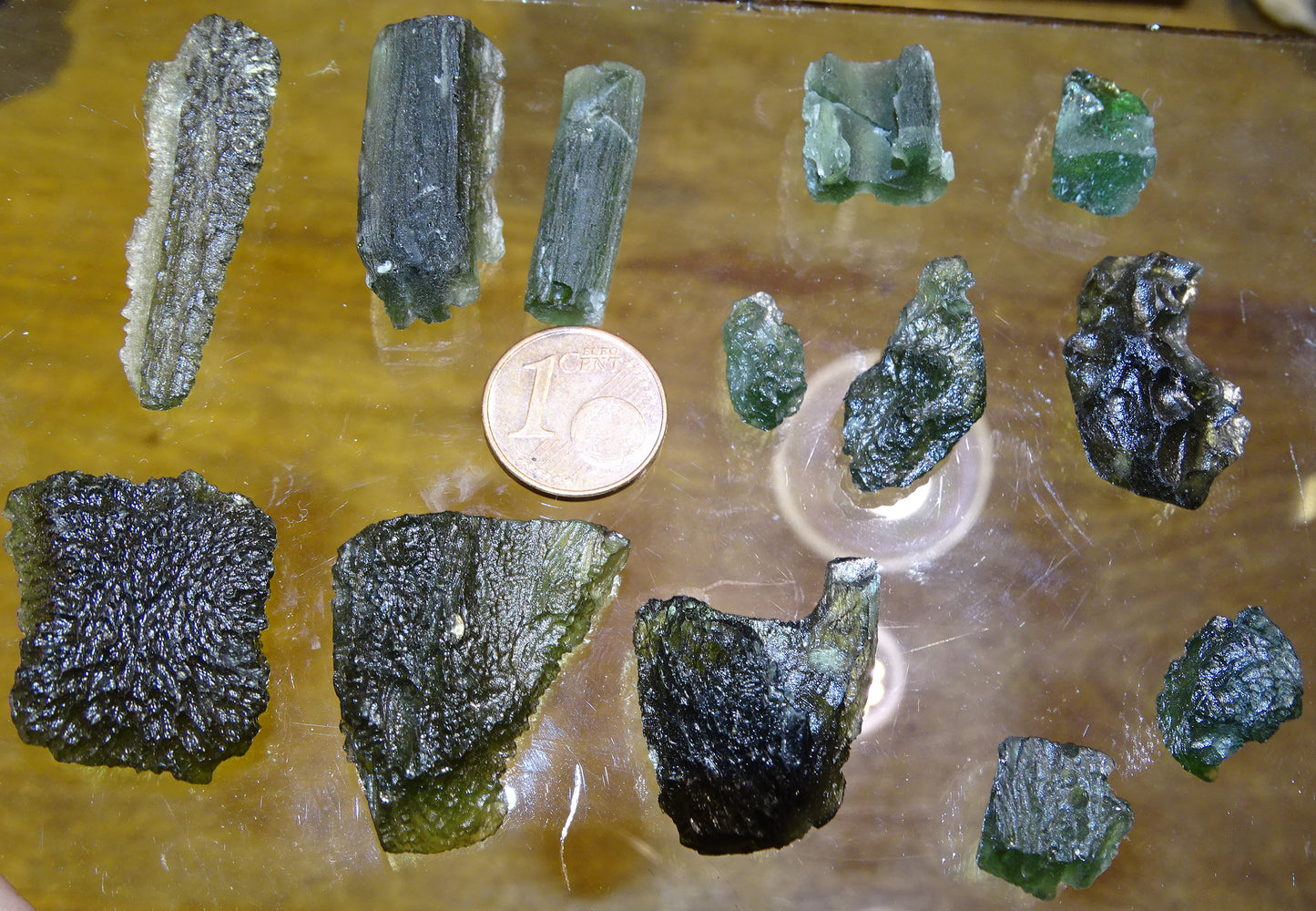 Sélection de Moldavite authentique, de 0,6 à 6 grammes. Le must en matière de pierre de la famille des météorites et tectites. Fascinant, envoutant, hypnotisant !