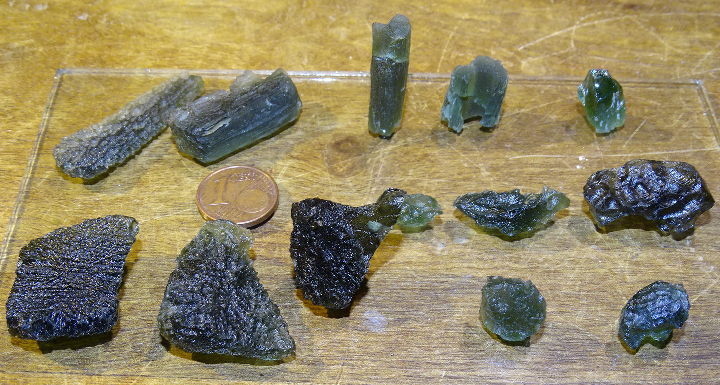 Sélection de Moldavite authentique, de 0,6 à 6 grammes. Le must en matière de pierre de la famille des météorites et tectites. Fascinant, envoutant, hypnotisant !