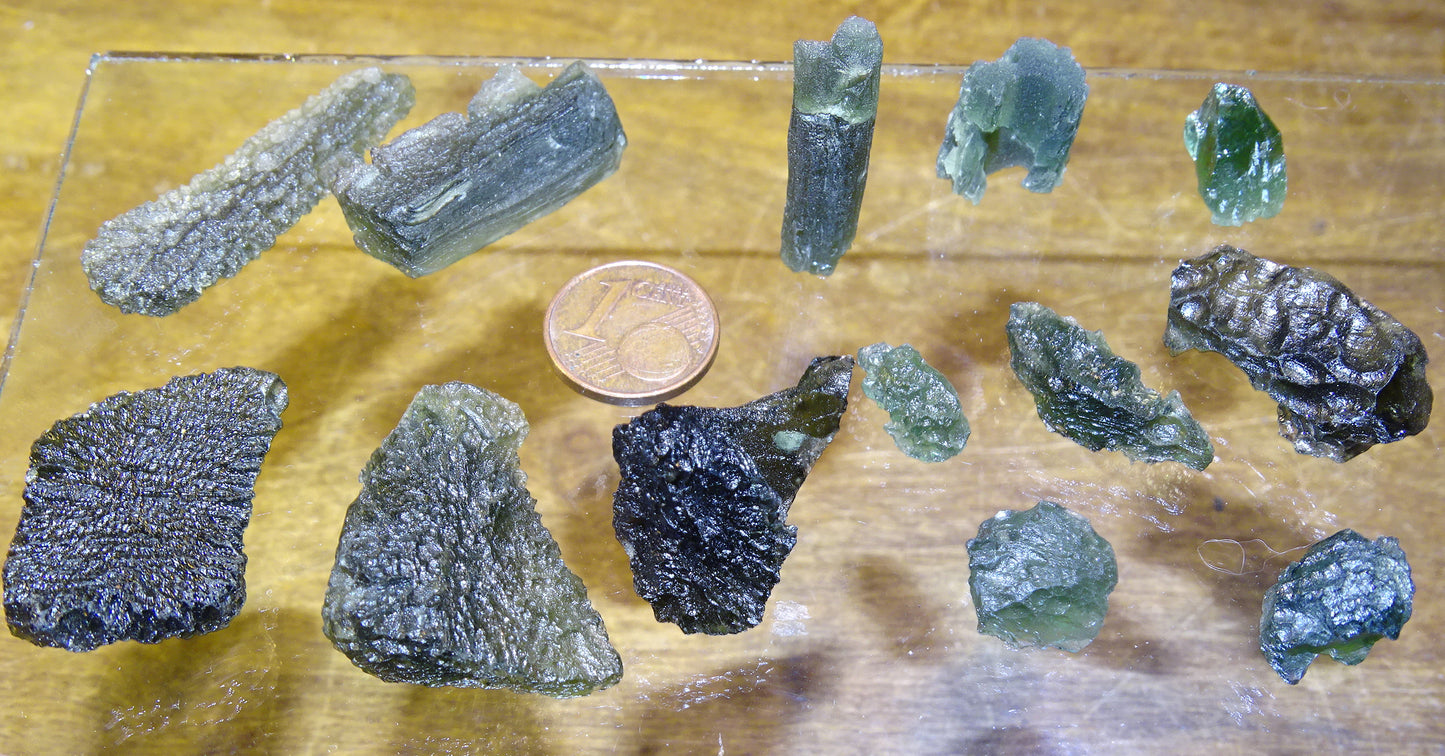 Sélection de Moldavite authentique, de 0,6 à 6 grammes. Le must en matière de pierre de la famille des météorites et tectites. Fascinant, envoutant, hypnotisant !