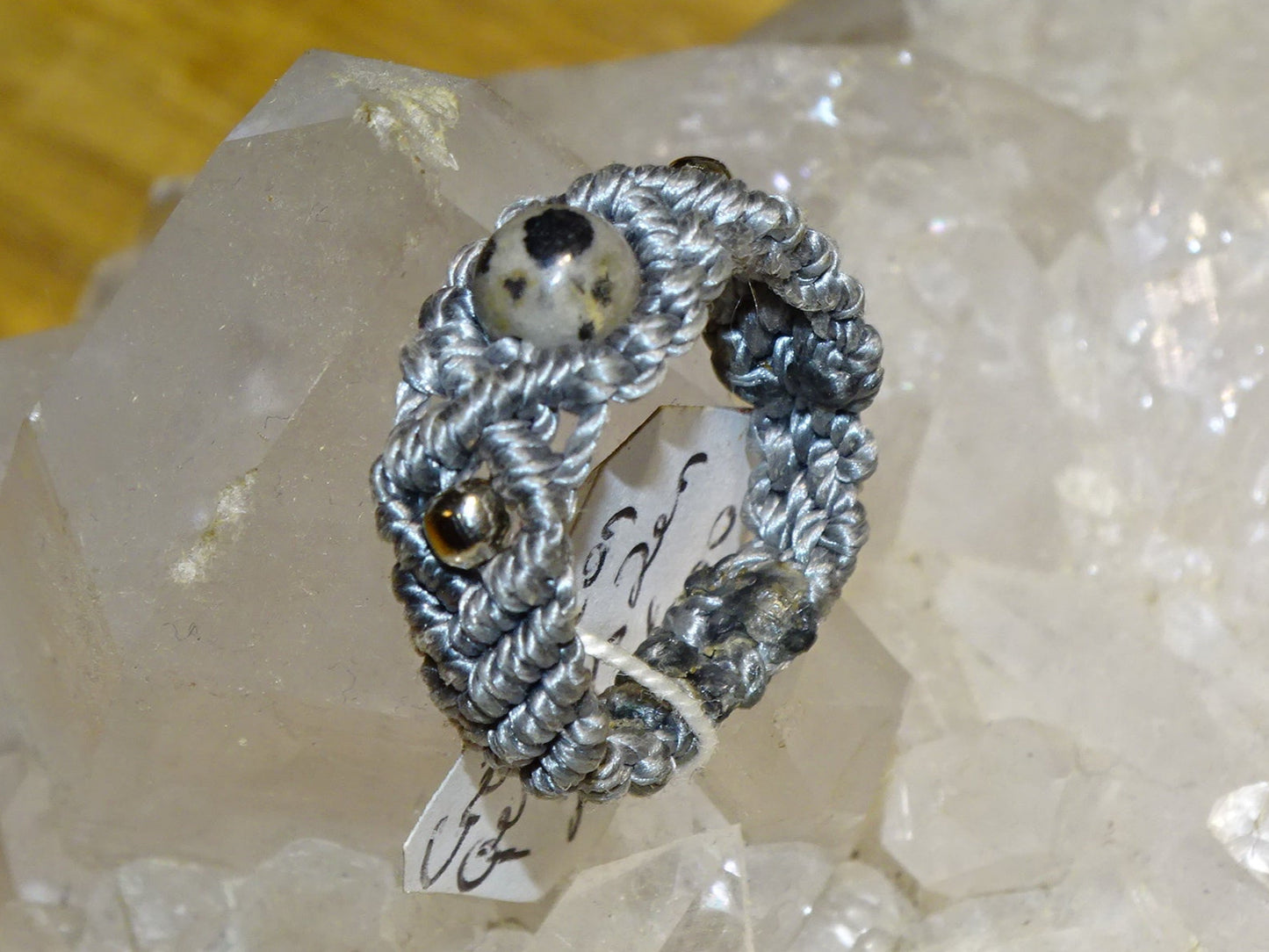 Bague 100% fait main, en fils textiles de coton haute résistance, avec perles de qualité AAA et tailles au choix de 52 à 58, + sur demande (sans changement de prix). Superbes finitions, un travail parfait !
