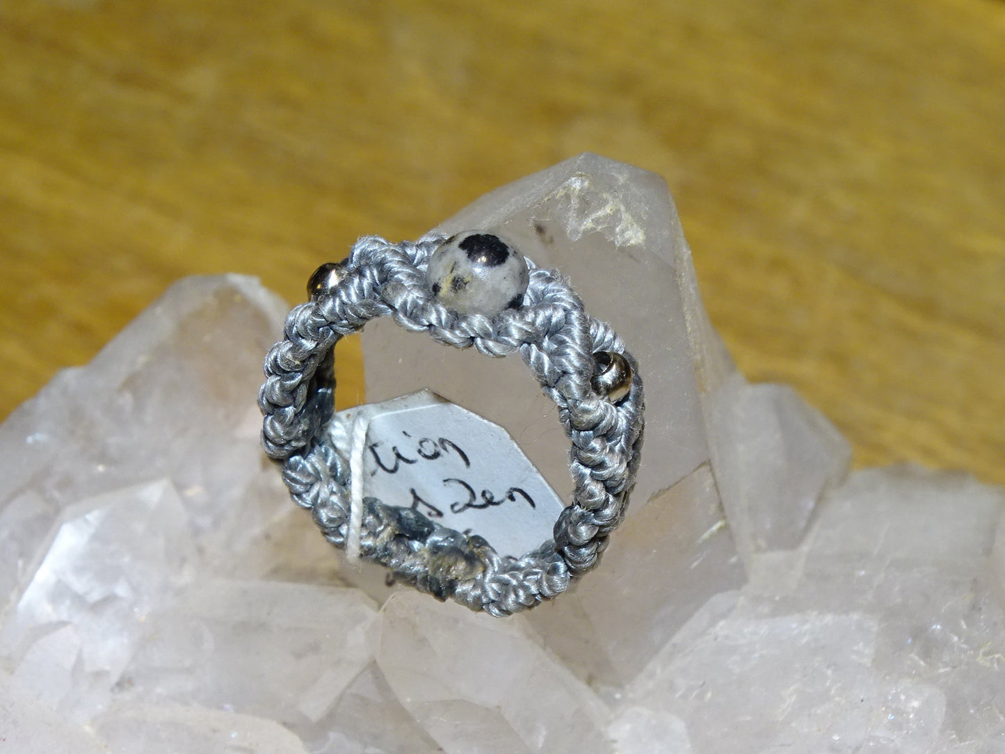 Bague 100% fait main, en fils textiles de coton haute résistance, avec perles de qualité AAA et tailles au choix de 52 à 58, + sur demande (sans changement de prix). Superbes finitions, un travail parfait !