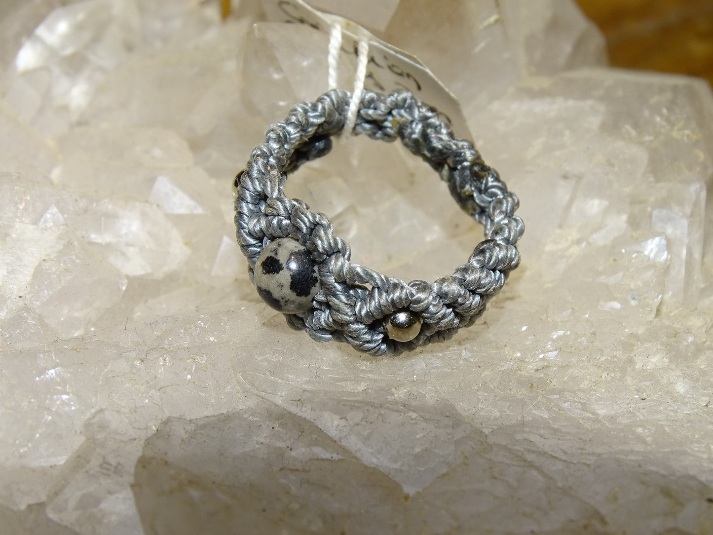 Bague 100% fait main, en fils textiles de coton haute résistance, avec perles de qualité AAA et tailles au choix de 52 à 58, + sur demande (sans changement de prix). Superbes finitions, un travail parfait !