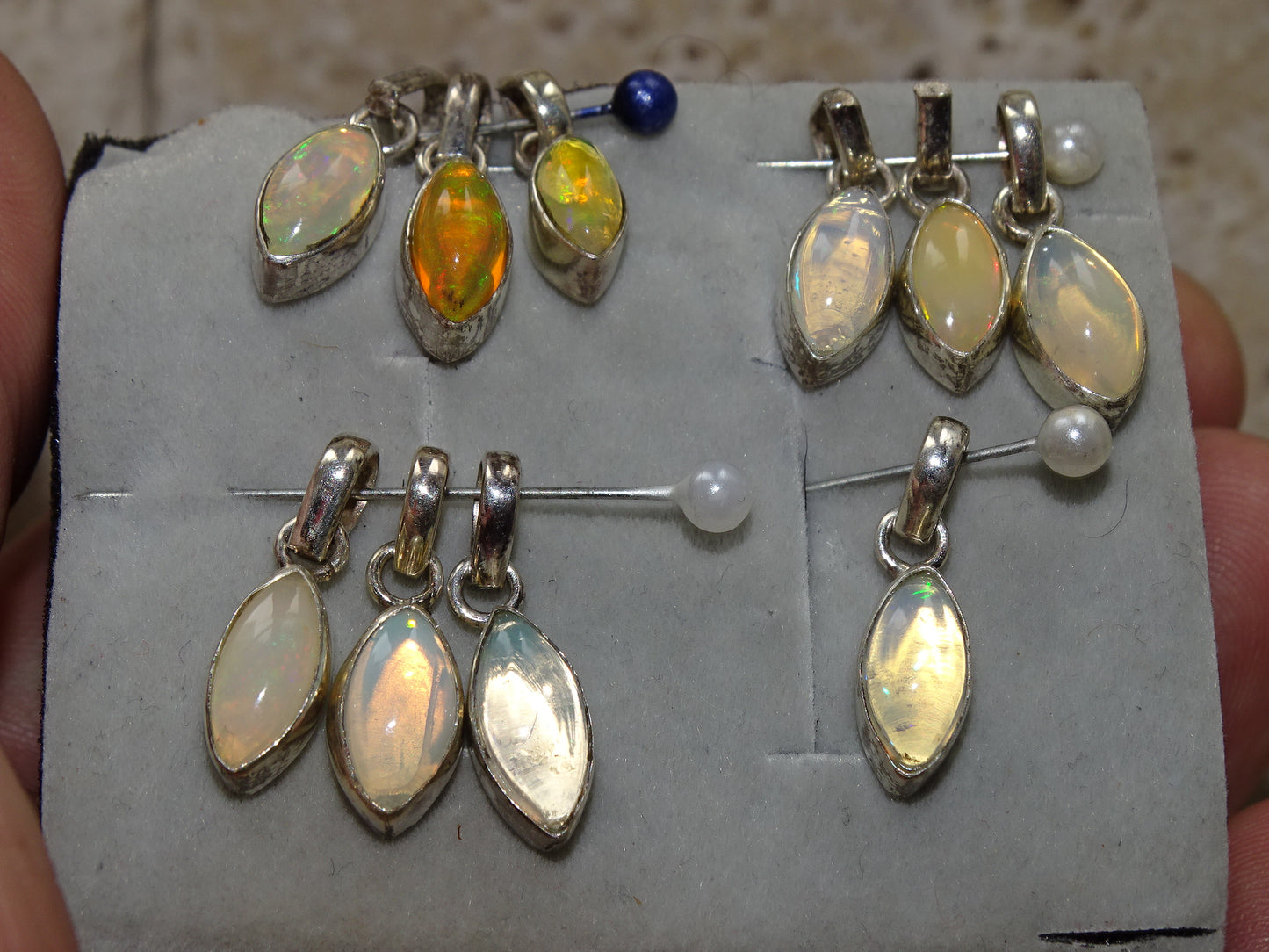 Opale Welo, l'authentique et mythique pierre ! Pendentif monté sur Argent 0.925, dimensions : 12 à 14 millimètres . Pendentif vendu seul ou avec chainette en Argent !
