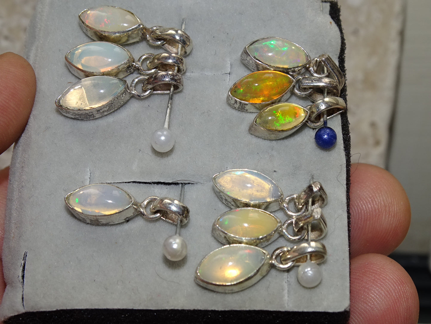 Opale Welo, l'authentique et mythique pierre ! Pendentif monté sur Argent 0.925, dimensions : 12 à 14 millimètres . Pendentif vendu seul ou avec chainette en Argent !
