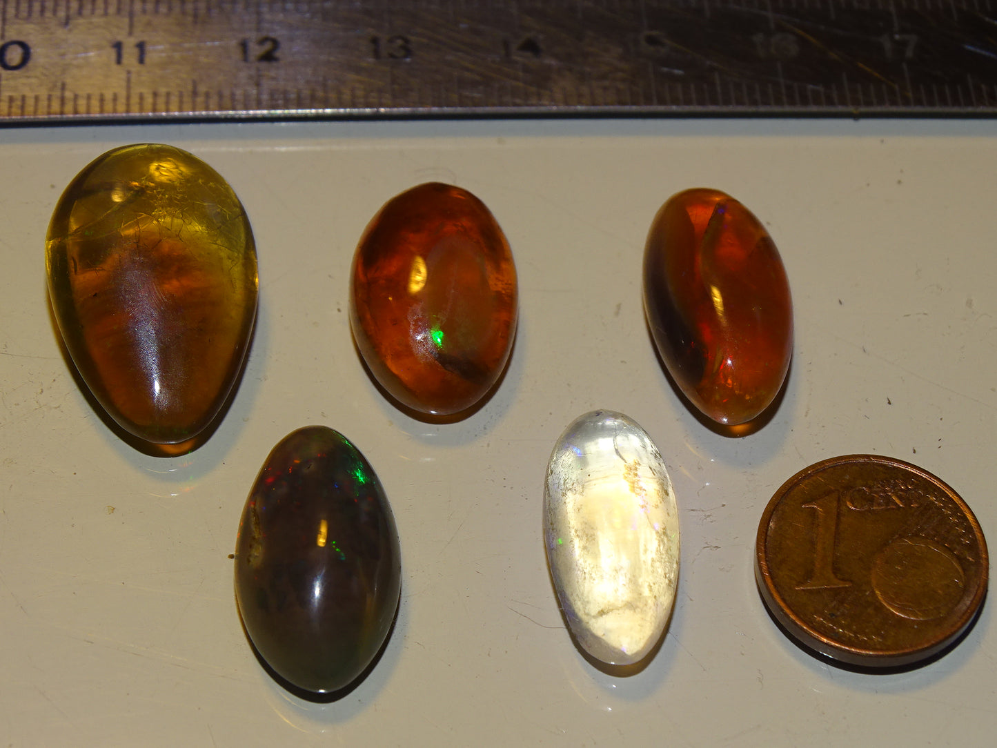 Opale multi-feu, cabochons au choix de 1,9x0,8x7 millimètres à 23x15x0,9. L'authentique et mythique pierre pafait en bijouterie, collection ,exposition...!