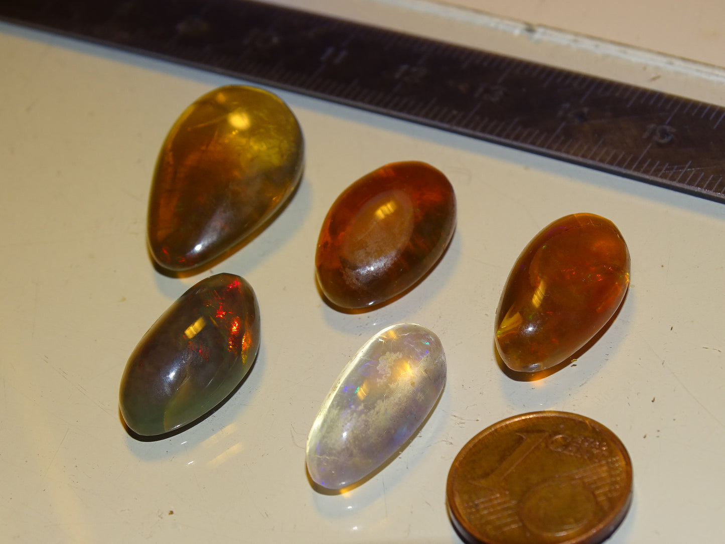 Opale multi-feu, cabochons au choix de 1,9x0,8x7 millimètres à 23x15x0,9. L'authentique et mythique pierre pafait en bijouterie, collection ,exposition...!