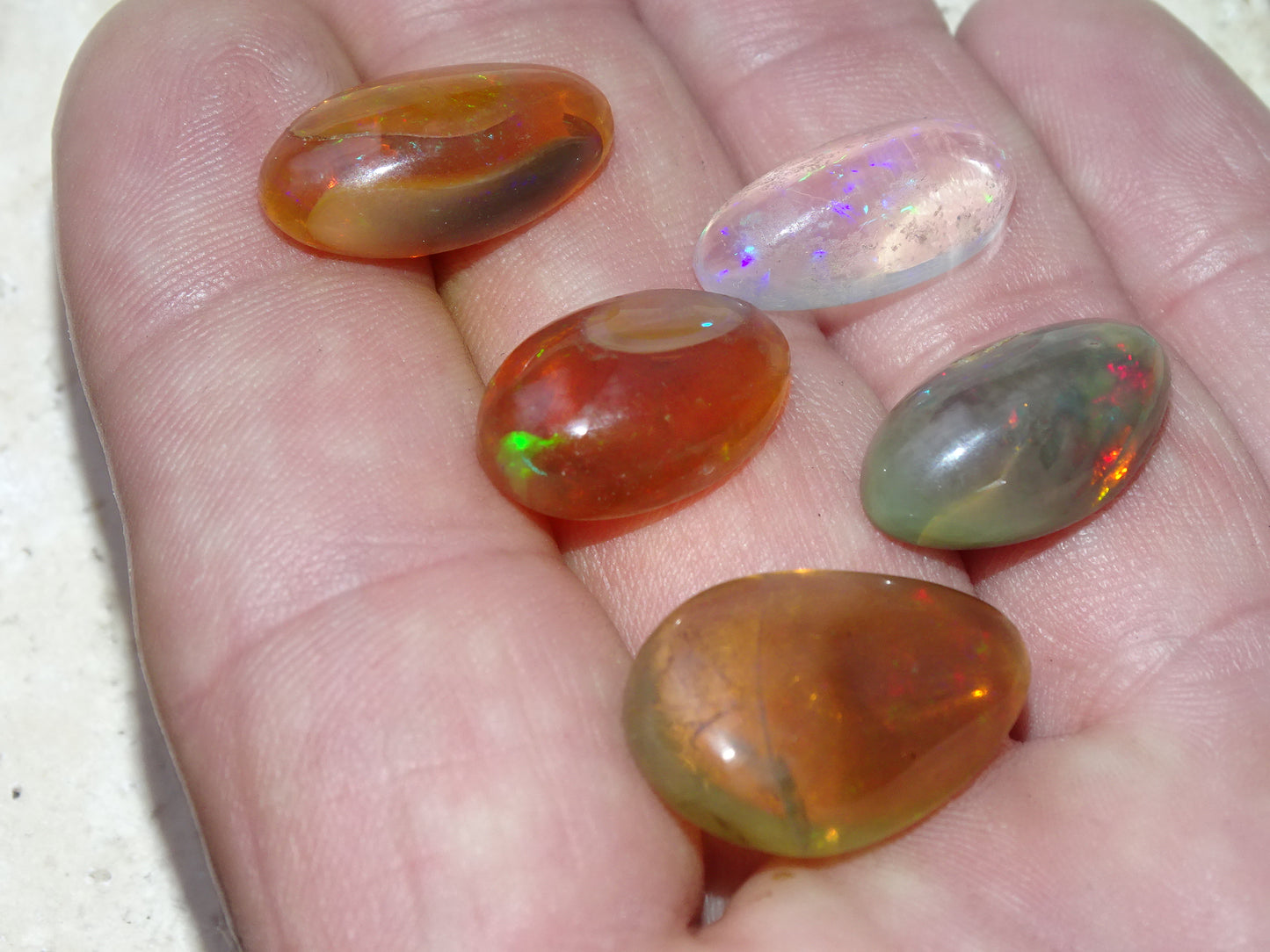 Opale multi-feu, cabochons au choix de 1,9x0,8x7 millimètres à 23x15x0,9. L'authentique et mythique pierre pafait en bijouterie, collection ,exposition...!