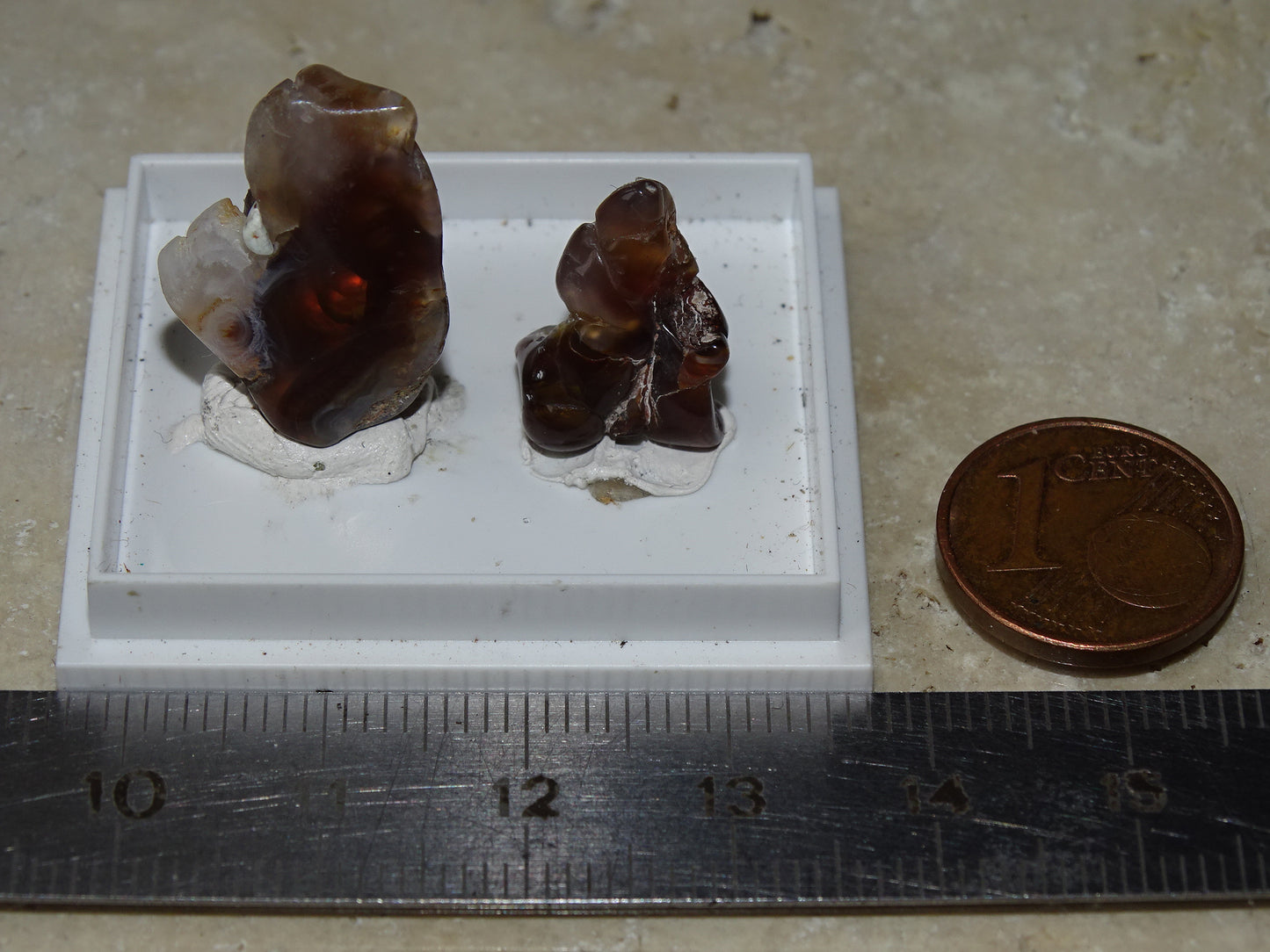 Fire agate from Mexico, 2 specimens of 2.8 grams (25x15x0.8 mm) or 1.2 grams (16x12x0.7 mm). Superb and surprising raw and natural specimens, perfect for collection, exhibition...!