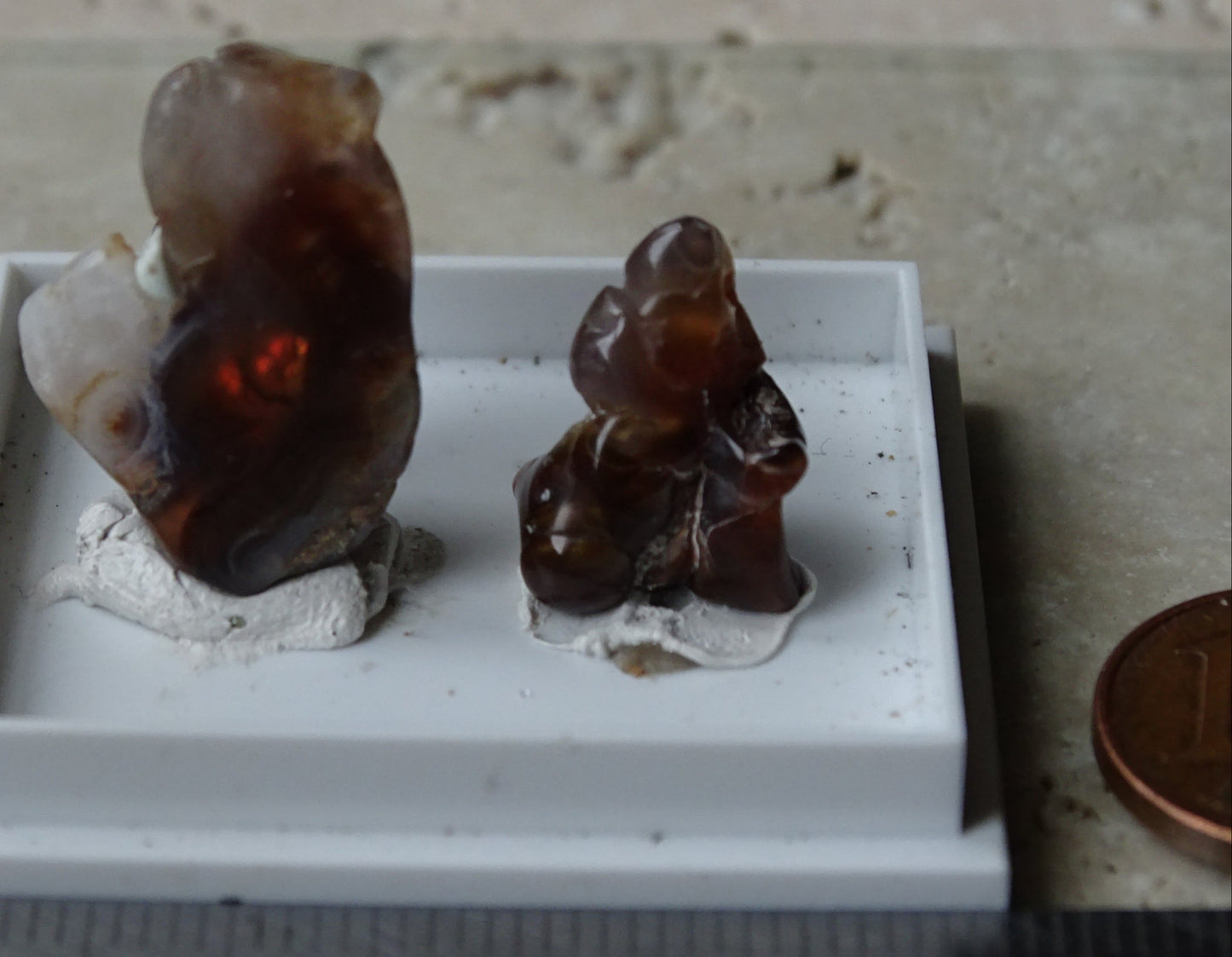 Fire agate from Mexico, 2 specimens of 2.8 grams (25x15x0.8 mm) or 1.2 grams (16x12x0.7 mm). Superb and surprising raw and natural specimens, perfect for collection, exhibition...!