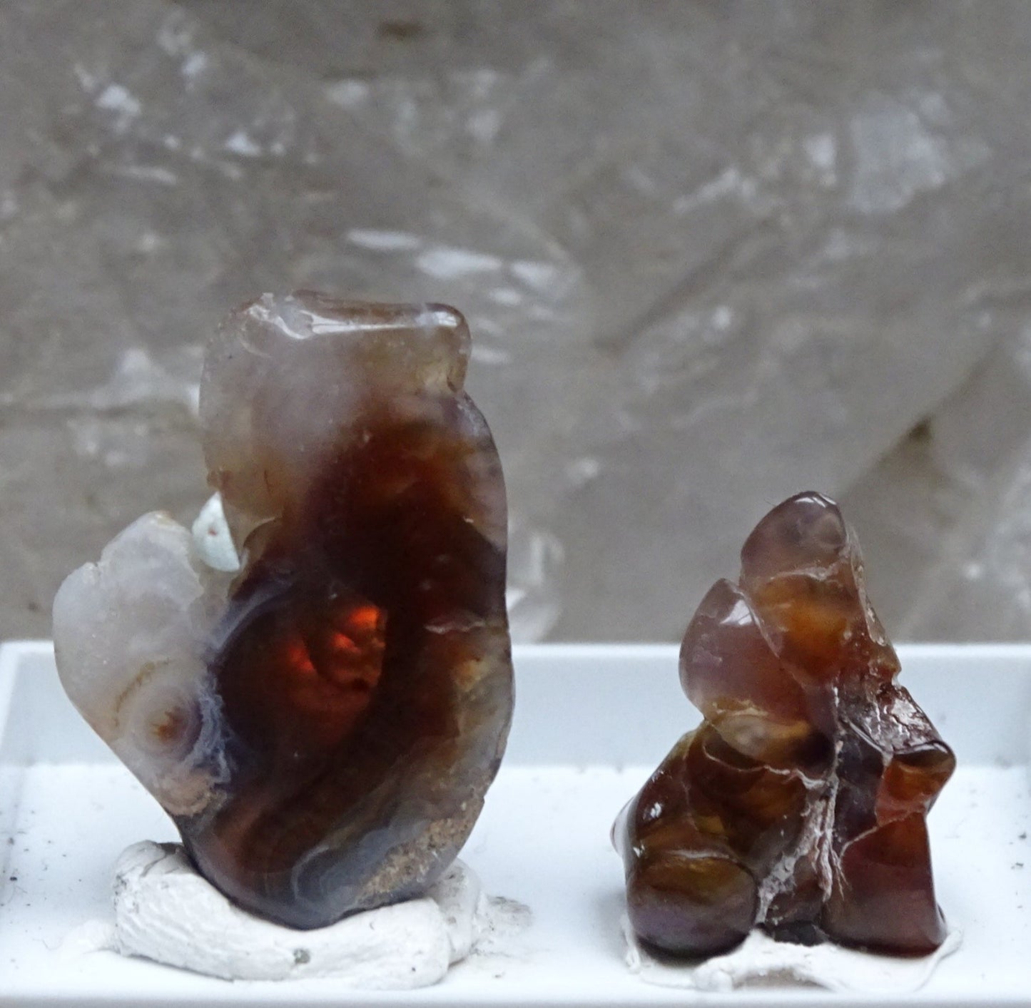 Fire agate from Mexico, 2 specimens of 2.8 grams (25x15x0.8 mm) or 1.2 grams (16x12x0.7 mm). Superb and surprising raw and natural specimens, perfect for collection, exhibition...!