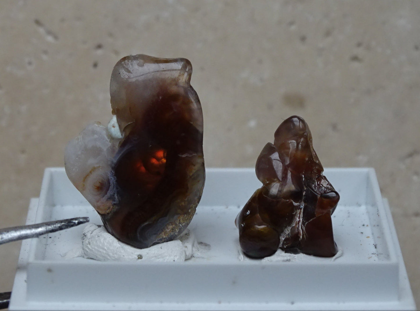 Fire agate from Mexico, 2 specimens of 2.8 grams (25x15x0.8 mm) or 1.2 grams (16x12x0.7 mm). Superb and surprising raw and natural specimens, perfect for collection, exhibition...!