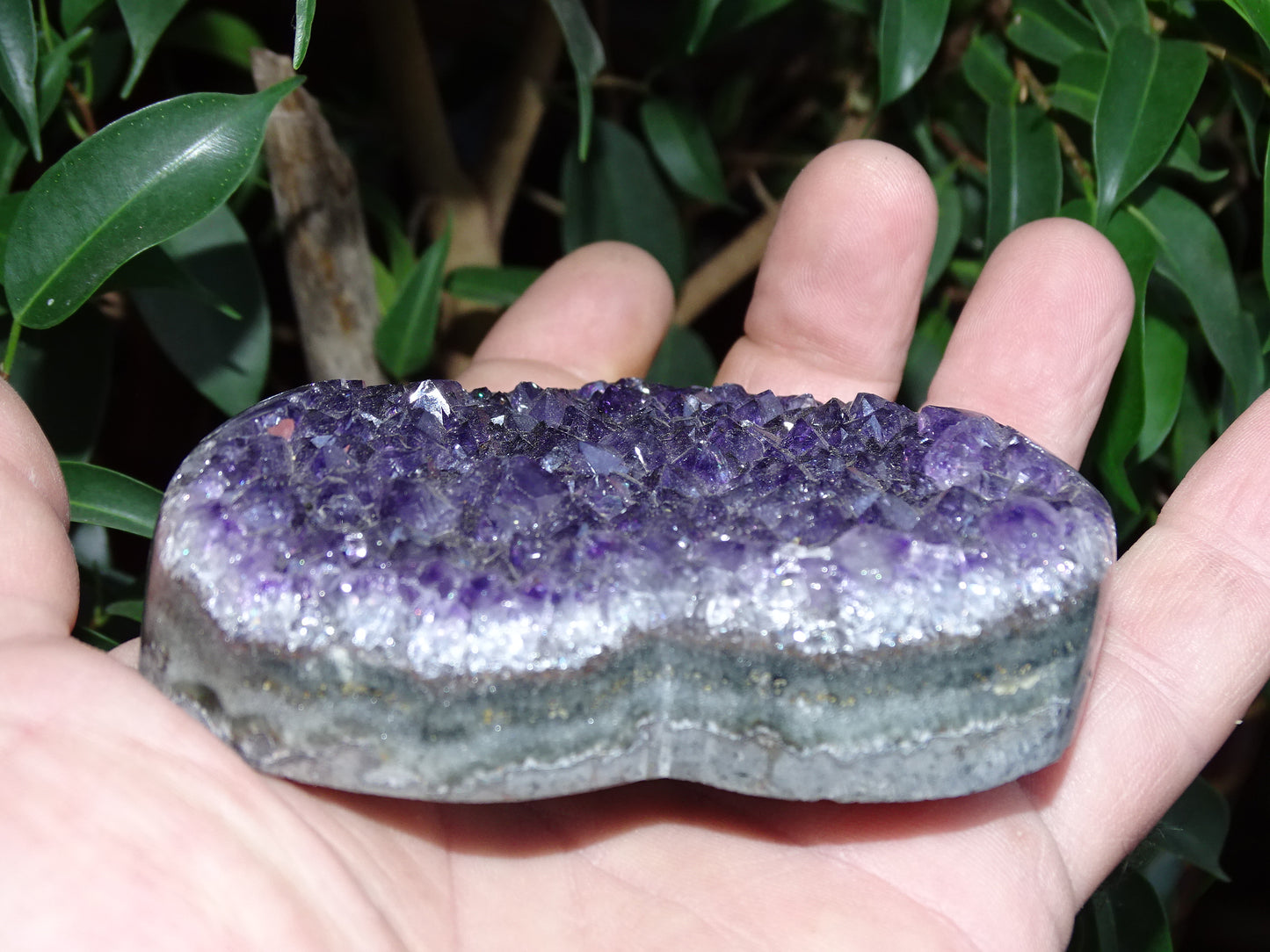 Druse en forme de coeur en amethyste, 84 x 81 x 22 millimètres - 290 grammes. Un violet intense, parfait pour recharger des minéraux, magnifique pièce !