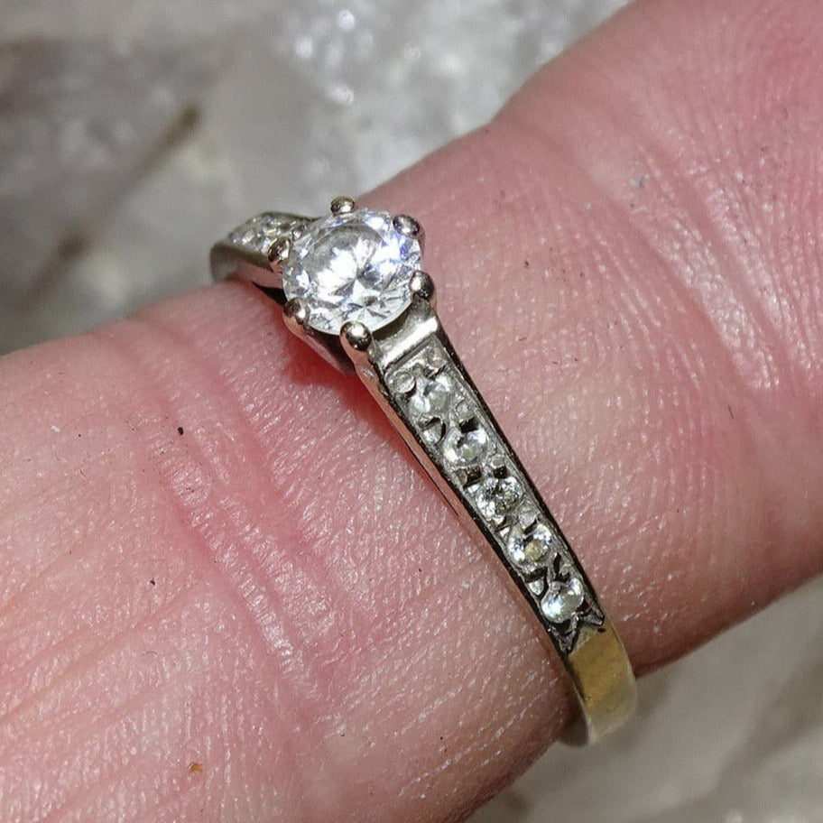 Bague haut de gamme, 'Solitaire' Or gris oxydes zirconium, 9 carats - 1,8 grammes (Taille 53 Fr). Très belle qualité pour ce joyau et ses 10 satellites en oxyde de zirconium ! Parfait !