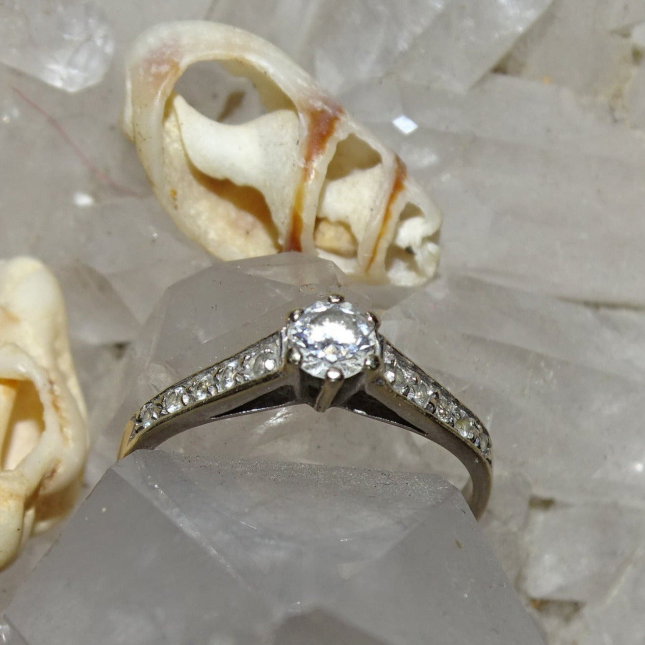 Bague haut de gamme, 'Solitaire' Or gris oxydes zirconium, 9 carats - 1,8 grammes (Taille 53 Fr). Très belle qualité pour ce joyau et ses 10 satellites en oxyde de zirconium ! Parfait !