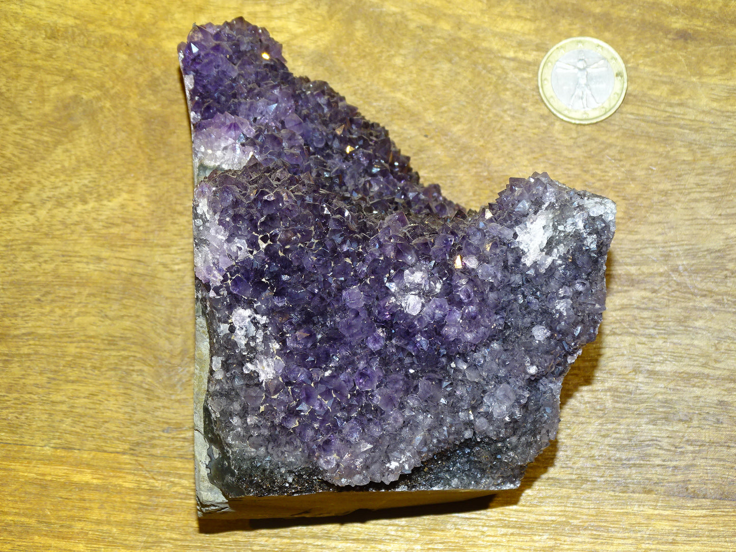 Druse en améthyste de 1,05 kilogramme, 120 x 90 x 90 millimètres. Se tient debout comme un humain... Superbe qualité AA, en provenance du Brésil. Incroyables effets positifs pour vos collections, expositions...parfait !