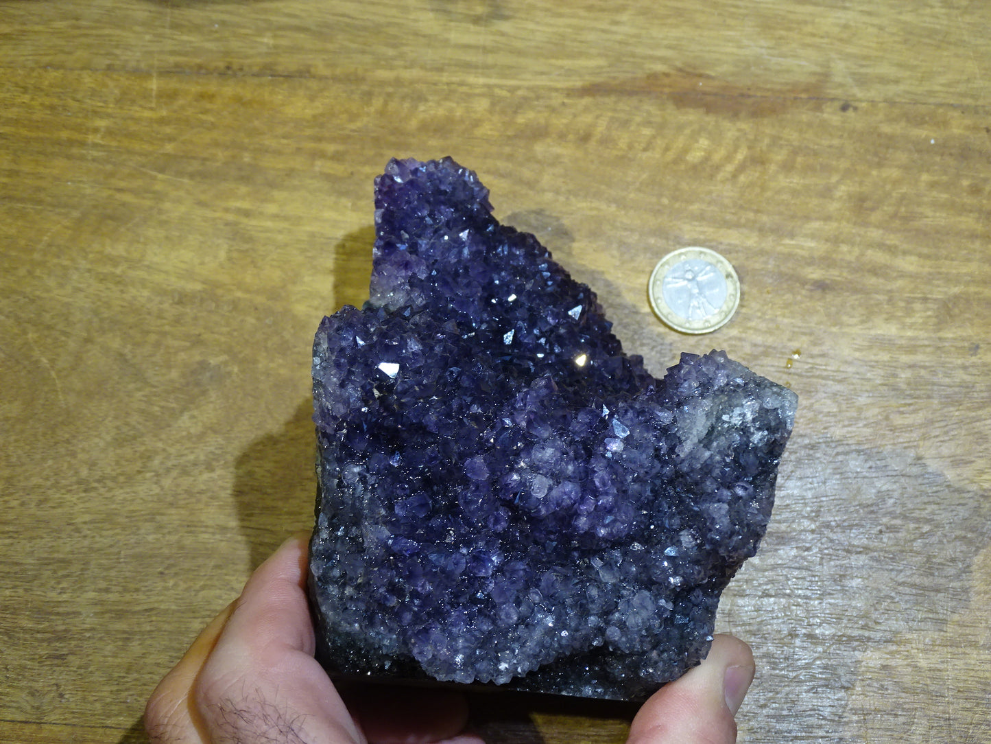 Druse en améthyste de 1,05 kilogramme, 120 x 90 x 90 millimètres. Se tient debout comme un humain... Superbe qualité AA, en provenance du Brésil. Incroyables effets positifs pour vos collections, expositions...parfait !