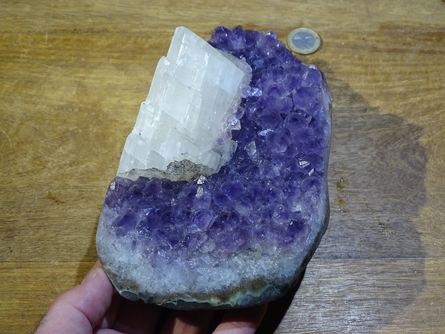 Druse en améthyste avec cristaux de calcite, 2270 grammes, 200 x 120 x 100 millimètres. Superbe qualité AA, en provenance du Brésil. parfait pour vos collections, expositions...