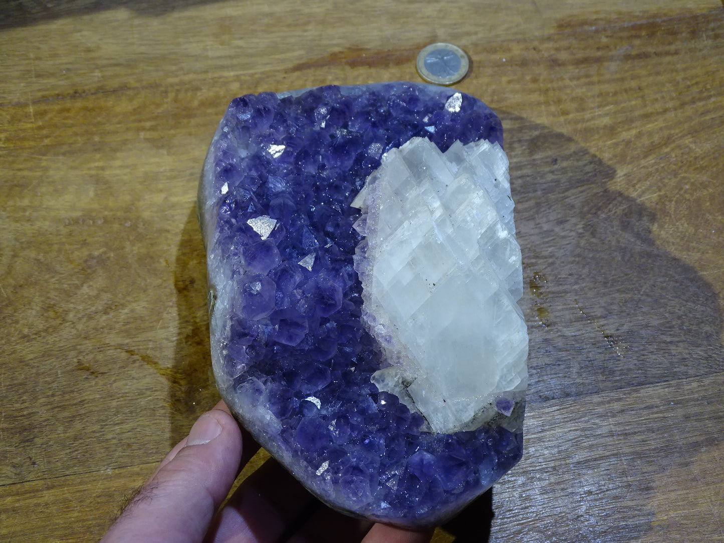 Druse en améthyste avec cristaux de calcite, 2270 grammes, 200 x 120 x 100 millimètres. Superbe qualité AA, en provenance du Brésil. parfait pour vos collections, expositions...