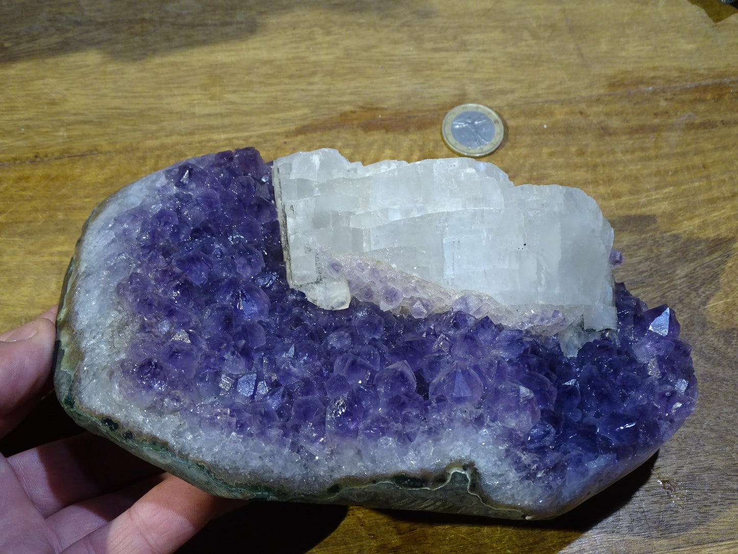Druse en améthyste avec cristaux de calcite, 2270 grammes, 200 x 120 x 100 millimètres. Superbe qualité AA, en provenance du Brésil. parfait pour vos collections, expositions...