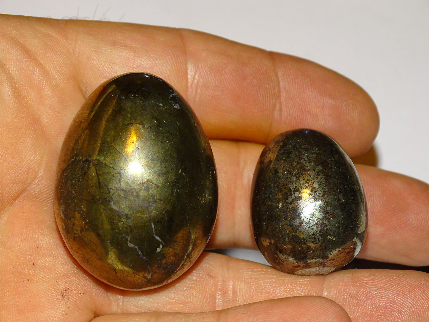 Sélection d'oeufs en pyrite et chalcopyrite, de 45 à 146 grammes, de 30 à 47 millimètres de diamètre. Très belle qualité, parfait pour la lithothérapie, collection, exposition...!
