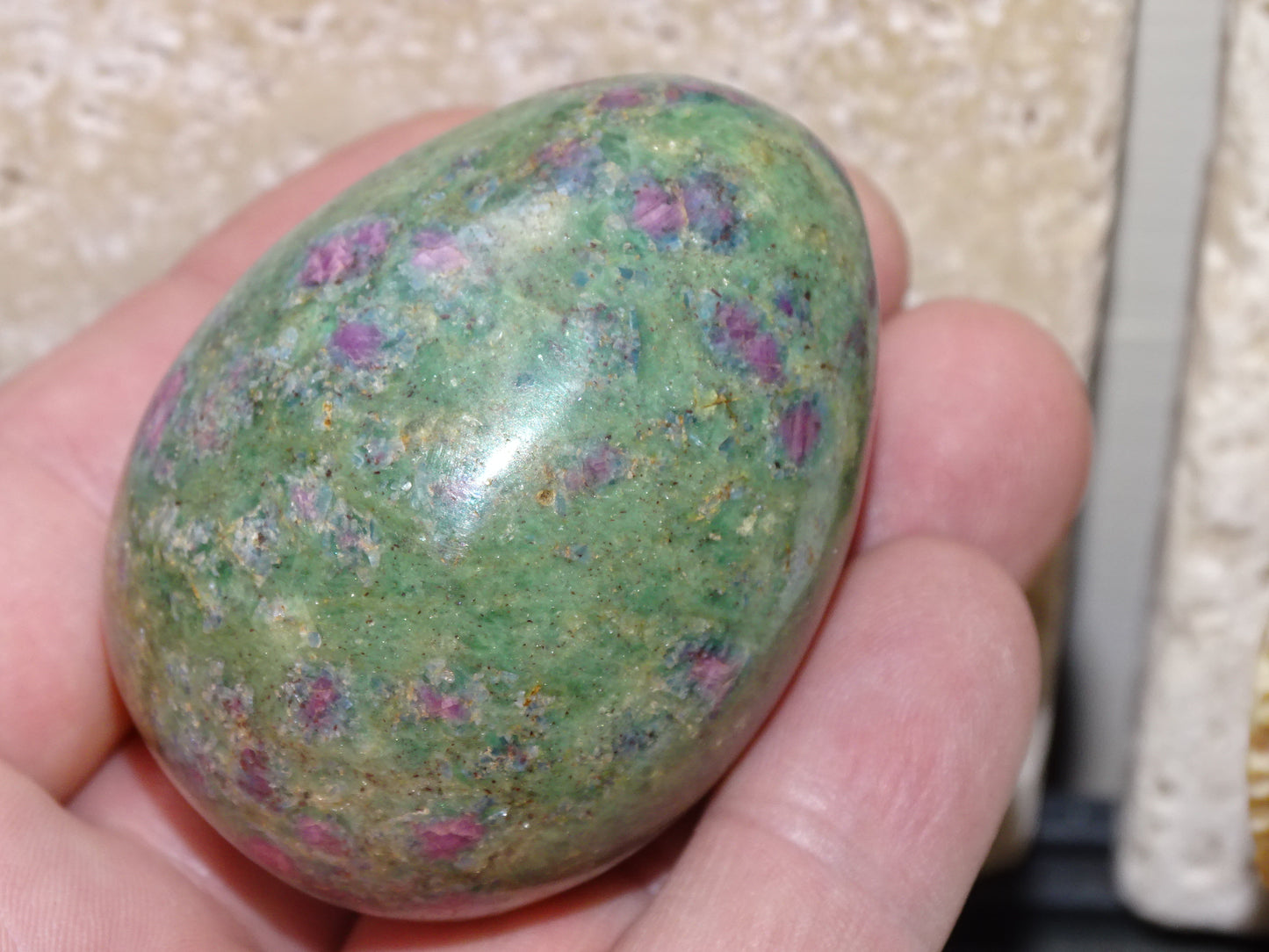 Ruby fuchsite egg, 60 millimeters high x 4.8 mm diameter - 323 grams. Very good quality, perfect for a collection!