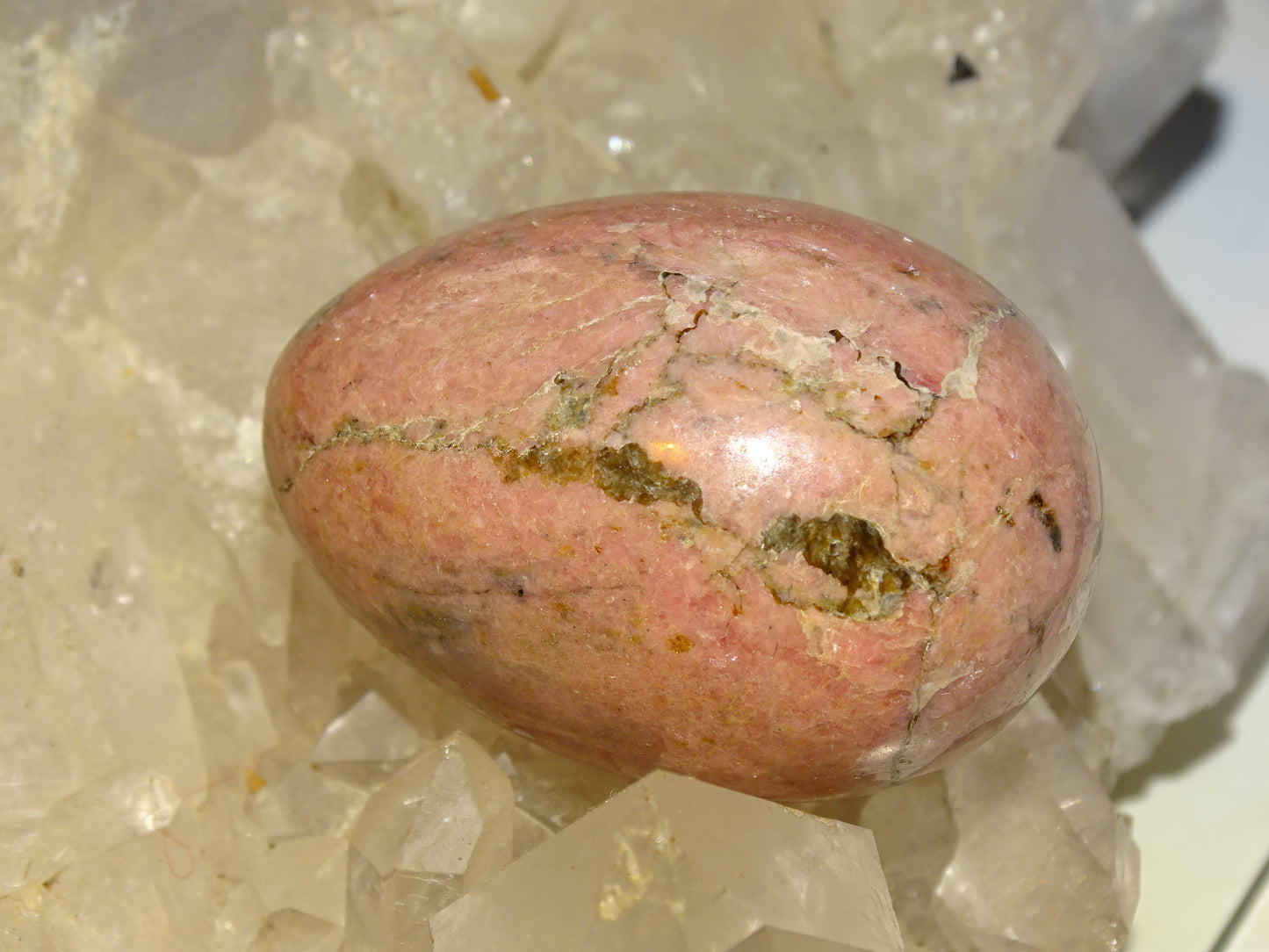 Oeuf en Rhodonite, de 50 millimètres de hauteur x 36 mm de diamètre, poids 120 grammes. Très belle qualité, parfait pour une collection !