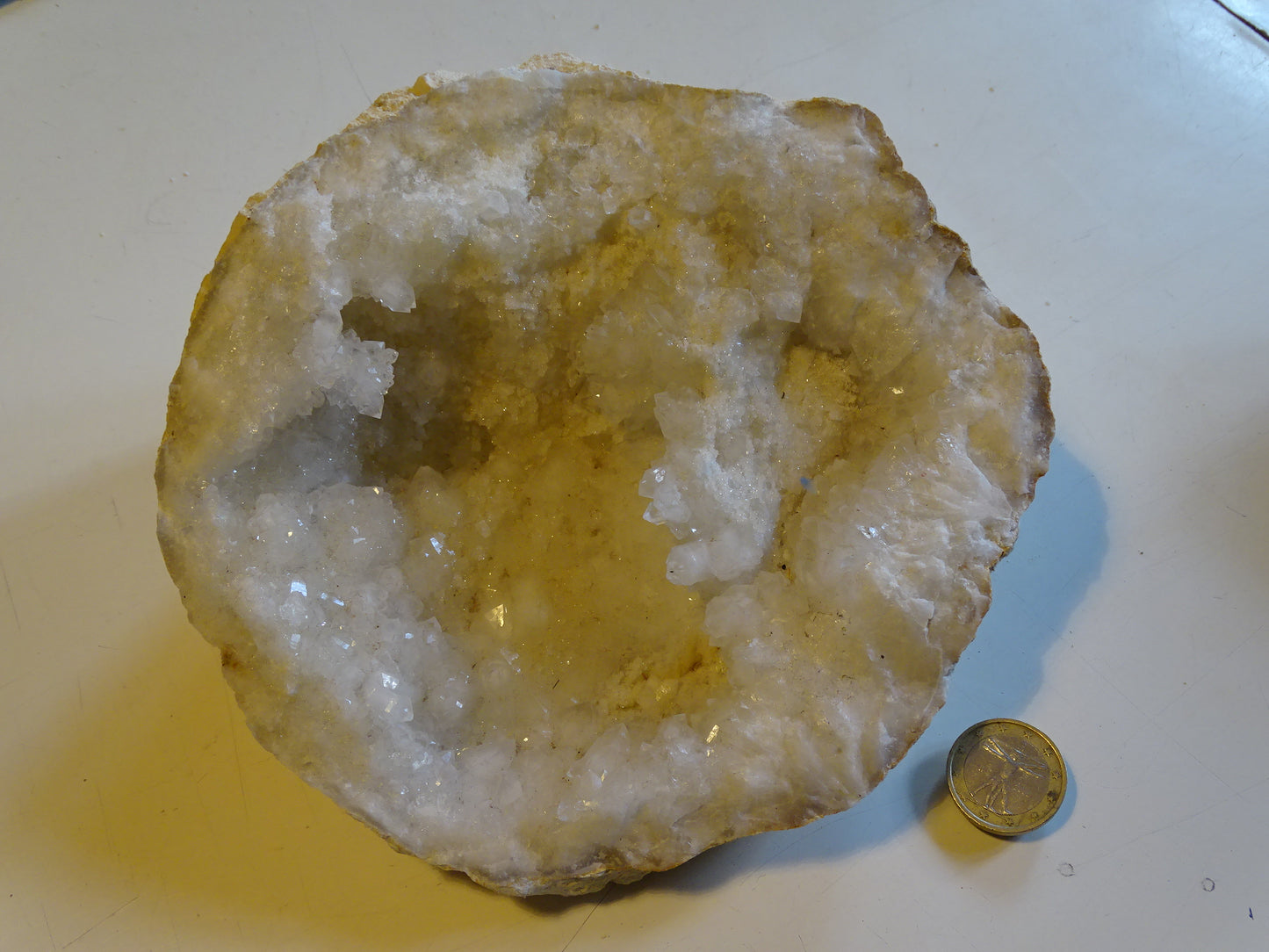 Natural quartz/rock crystal geode measuring 17x17x9 centimeters in height - 1610 grams. Origin: Madagascar. Magnificent and very powerful specimen!