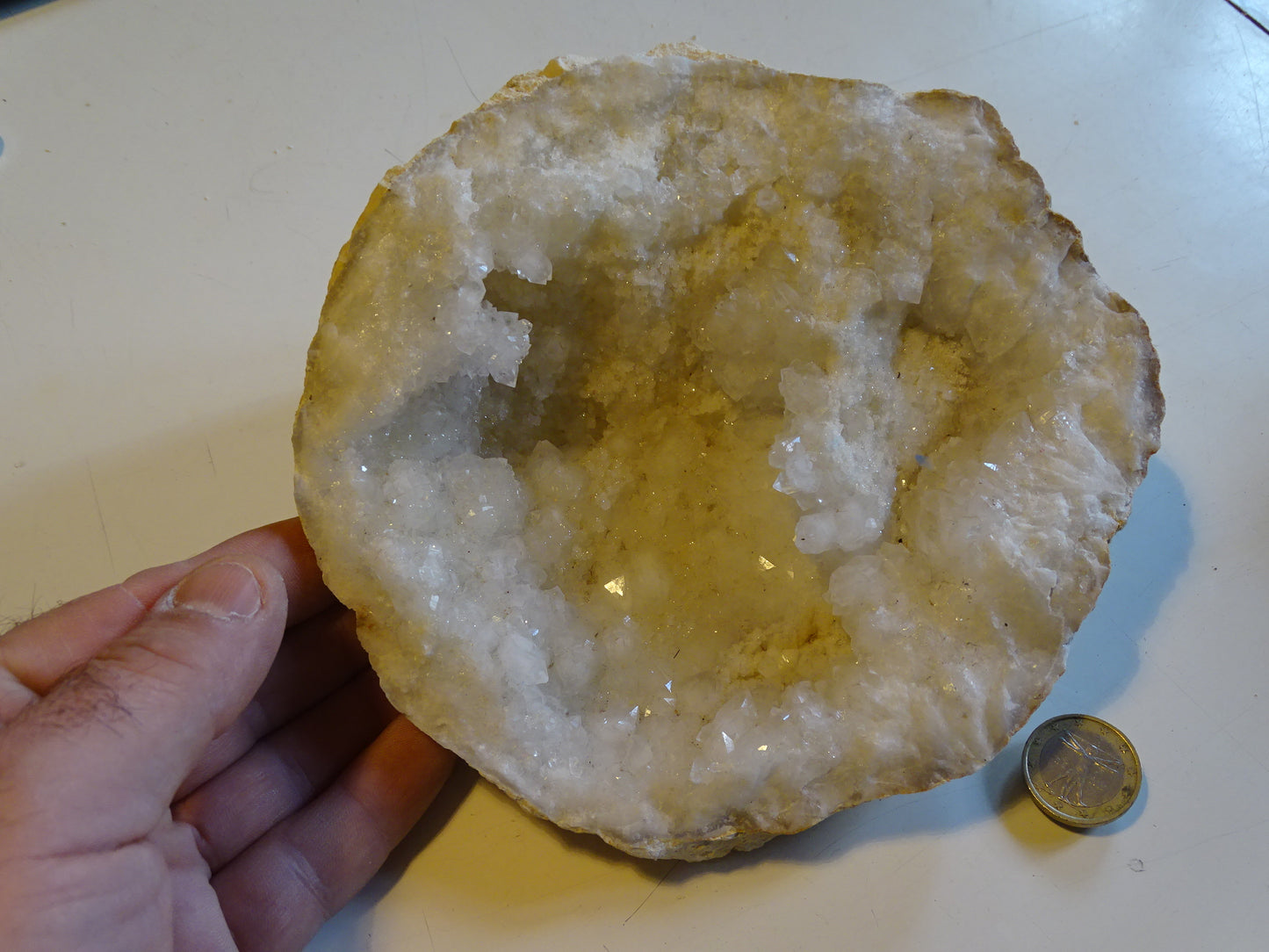 Natural quartz/rock crystal geode measuring 17x17x9 centimeters in height - 1610 grams. Origin: Madagascar. Magnificent and very powerful specimen!