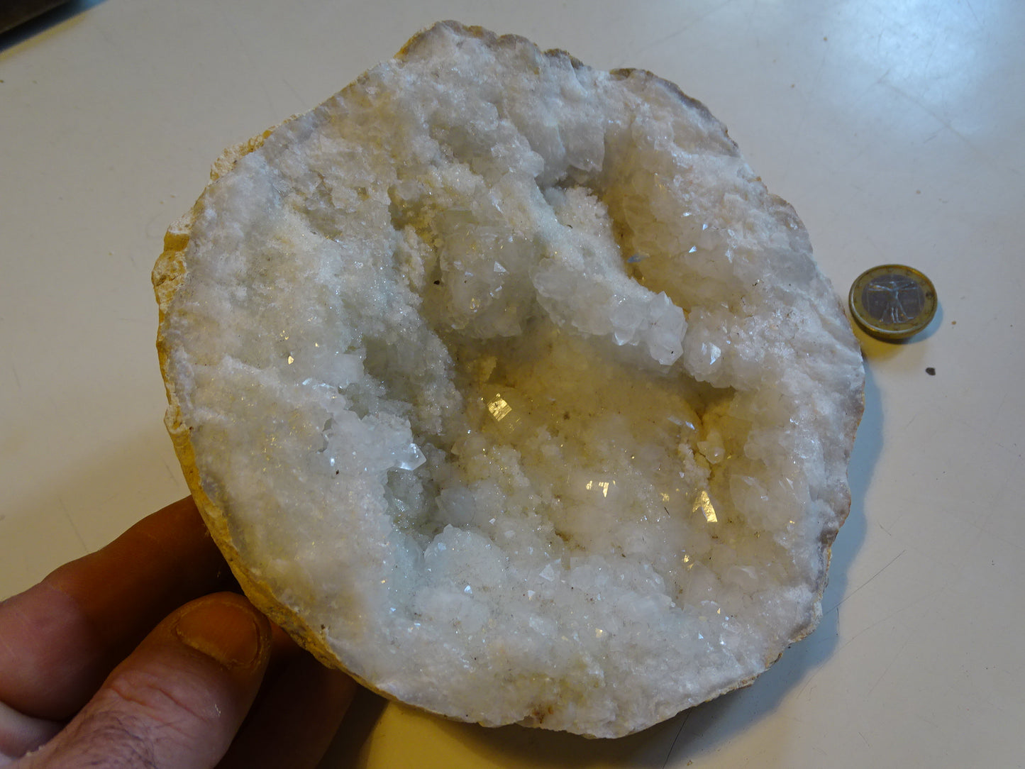 Natural quartz/rock crystal geode measuring 17x17x9 centimeters in height - 1610 grams. Origin: Madagascar. Magnificent and very powerful specimen!