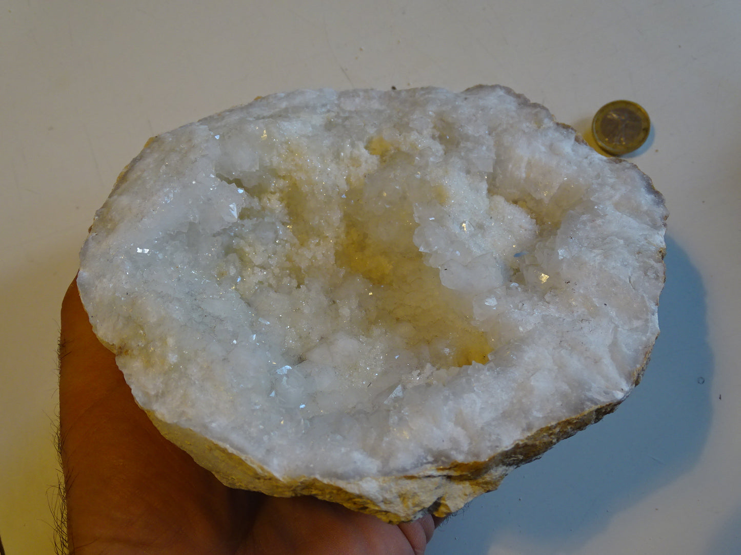 Natural quartz/rock crystal geode measuring 17x17x9 centimeters in height - 1610 grams. Origin: Madagascar. Magnificent and very powerful specimen!