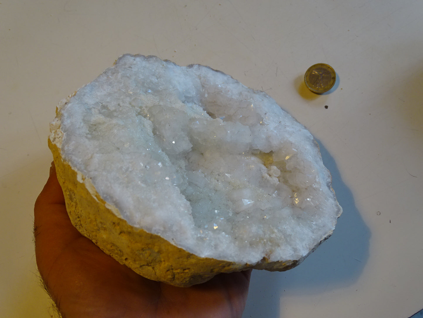 Natural quartz/rock crystal geode measuring 17x17x9 centimeters in height - 1610 grams. Origin: Madagascar. Magnificent and very powerful specimen!