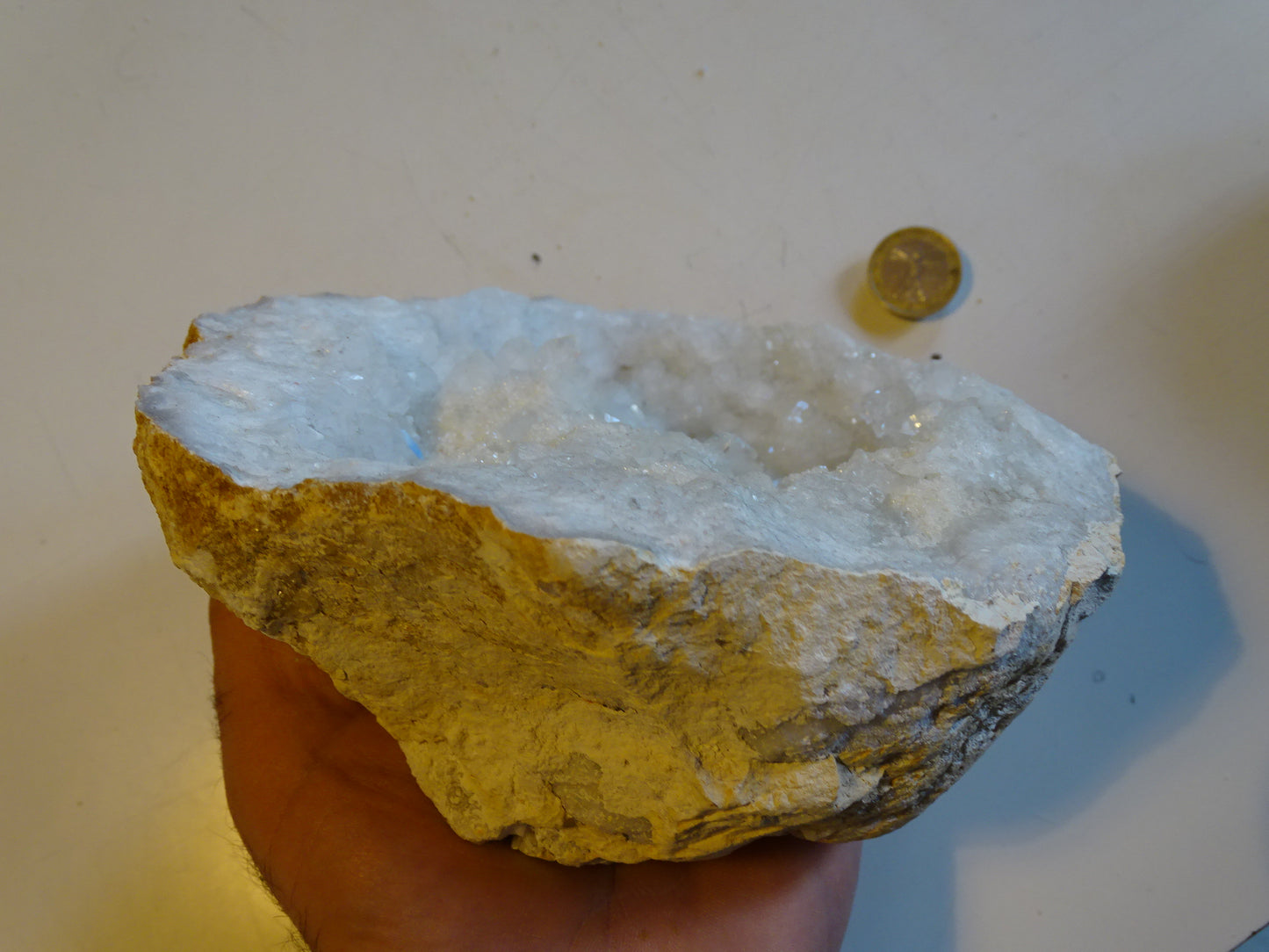 Natural quartz/rock crystal geode measuring 17x17x9 centimeters in height - 1610 grams. Origin: Madagascar. Magnificent and very powerful specimen!
