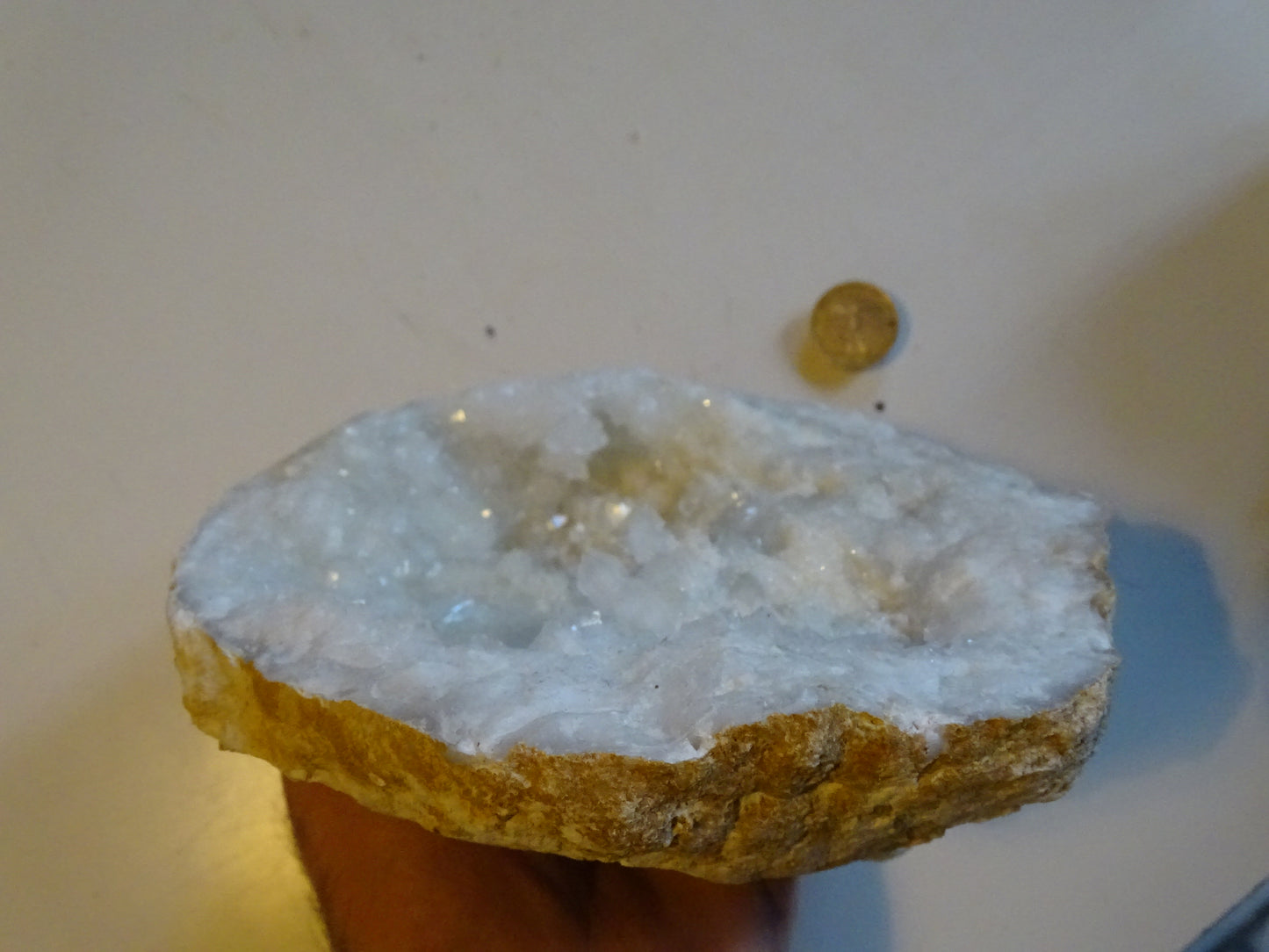 Natural quartz/rock crystal geode measuring 17x17x9 centimeters in height - 1610 grams. Origin: Madagascar. Magnificent and very powerful specimen!