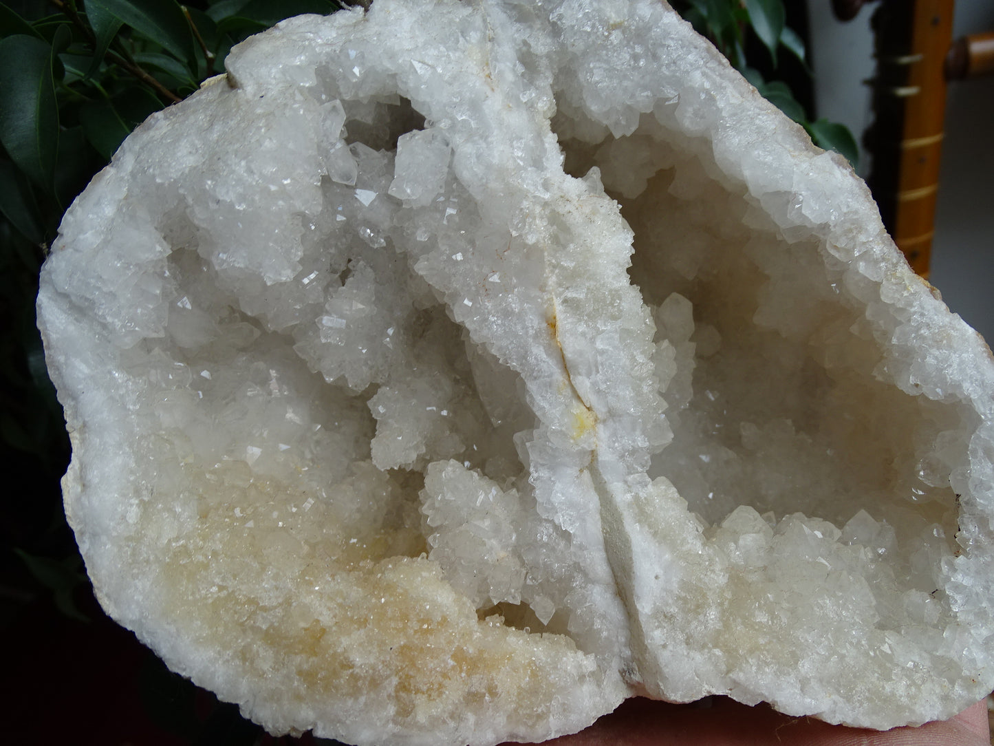 Géode en quartz/ Cristal de roche, de 16x14x12 centimètres - 1 684 grammes. Magnifique spécimen naturel !