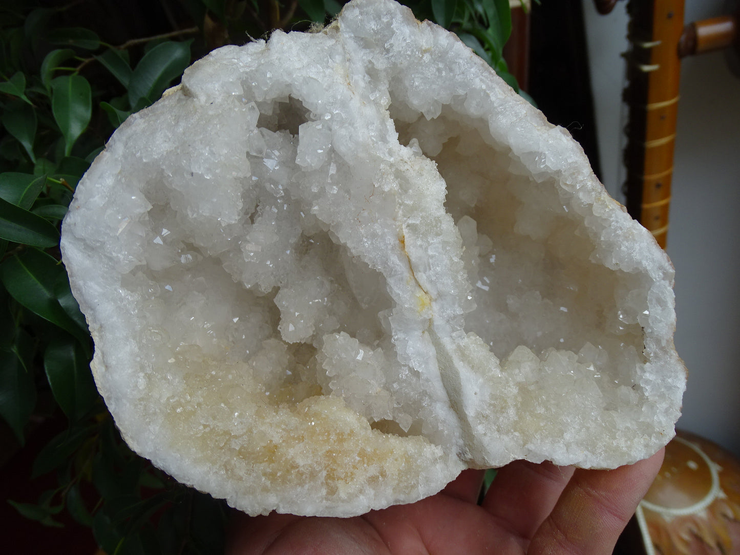 Géode en quartz/ Cristal de roche, de 16x14x12 centimètres - 1 684 grammes. Magnifique spécimen naturel !