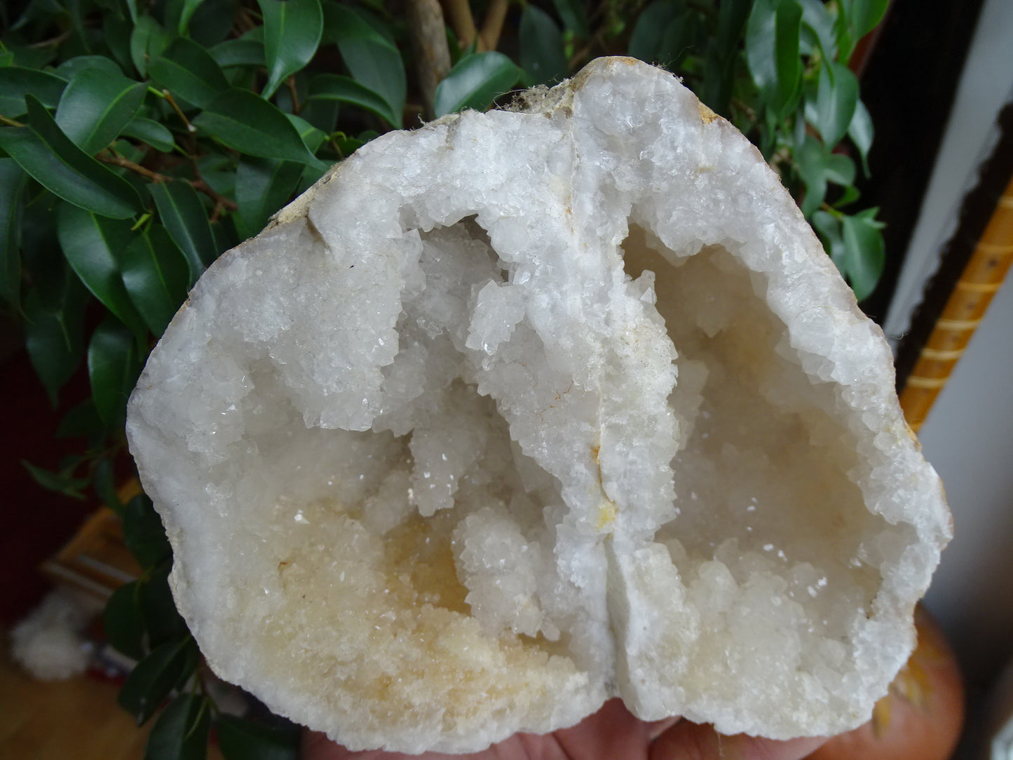 Géode en quartz/ Cristal de roche, de 16x14x12 centimètres - 1 684 grammes. Magnifique spécimen naturel !