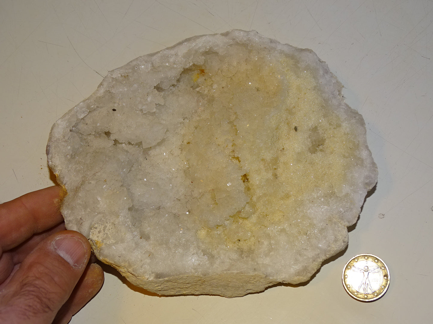 Géode en quartz/ Cristal de roche naturel de 16x13x4 centimètres de hauteur - 785 grammes. Magnifique spécimen !