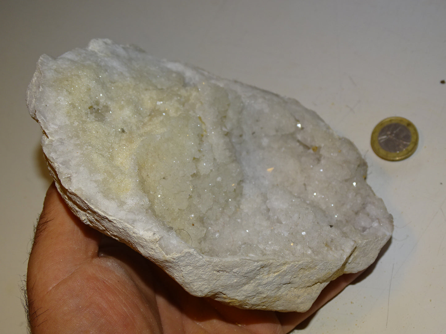 Géode en quartz/ Cristal de roche naturel de 16x13x4 centimètres de hauteur - 785 grammes. Magnifique spécimen !