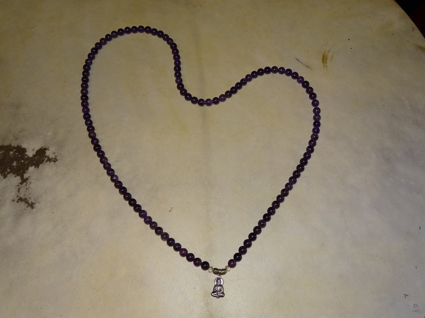 Création Gem & Zen, Mala de 108 perles en amethyste de 88 centimètres de longueur avec pendentif de Bouddha en Argent. Qualité AA à AAA, superbes perles aux reflets violets, parfait !
