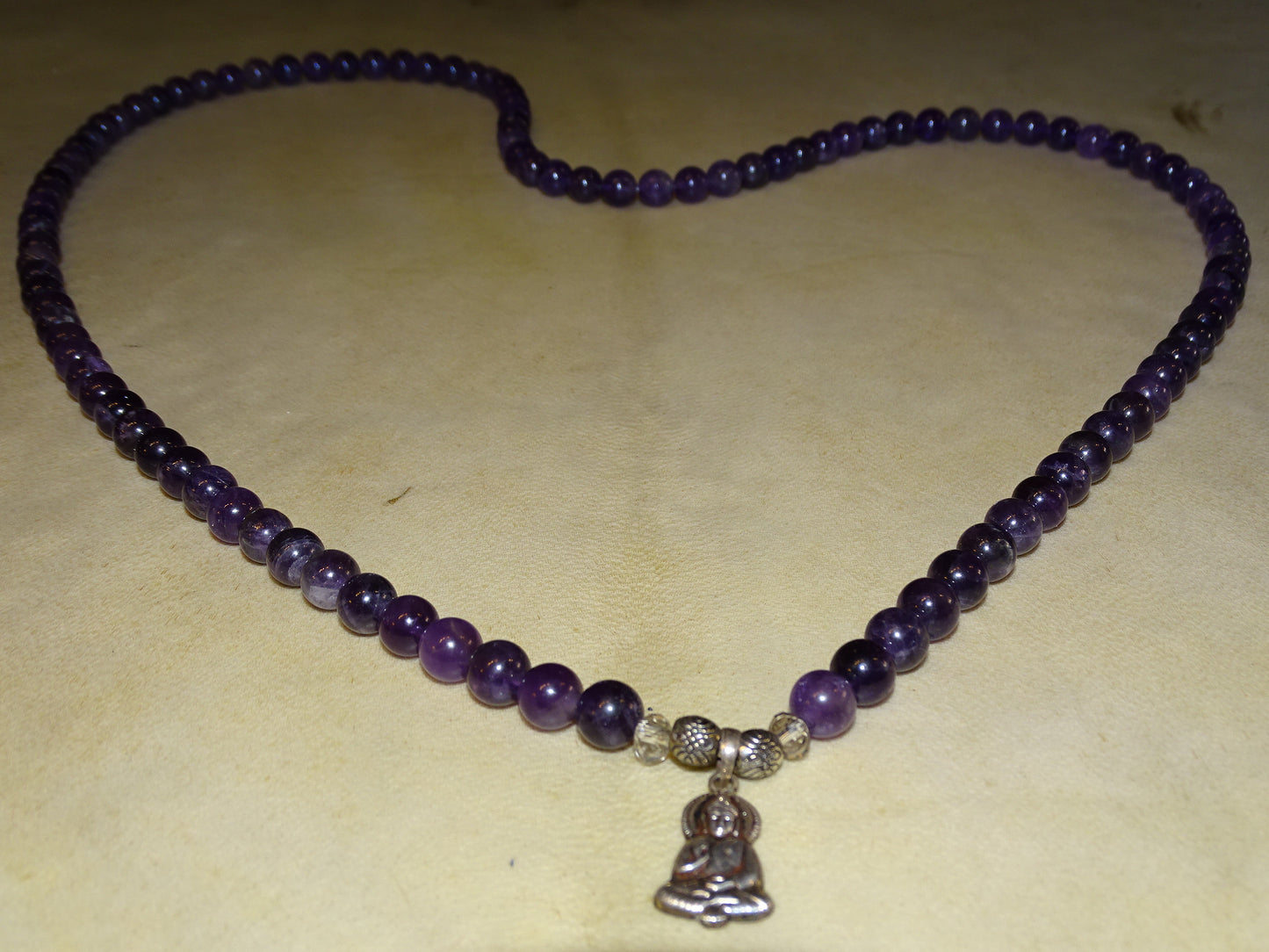 Création Gem & Zen, Mala de 108 perles en amethyste de 88 centimètres de longueur avec pendentif de Bouddha en Argent. Qualité AA à AAA, superbes perles aux reflets violets, parfait !