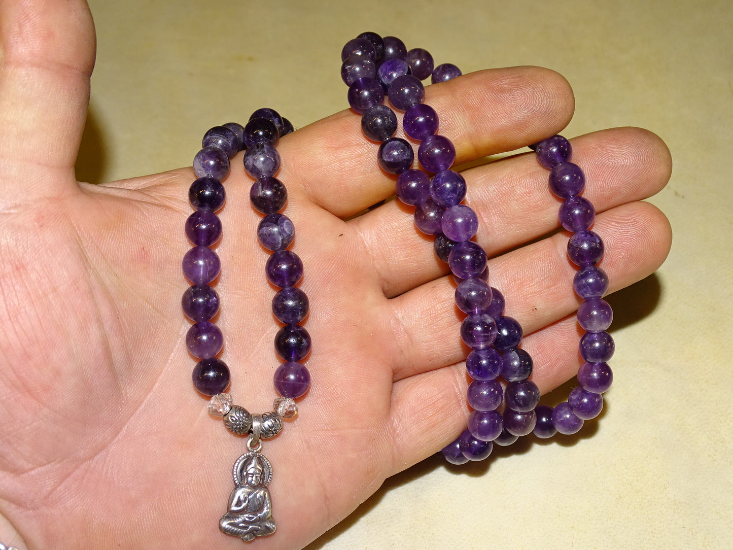 Création Gem & Zen, Mala de 108 perles en amethyste de 88 centimètres de longueur avec pendentif de Bouddha en Argent. Qualité AA à AAA, superbes perles aux reflets violets, parfait !