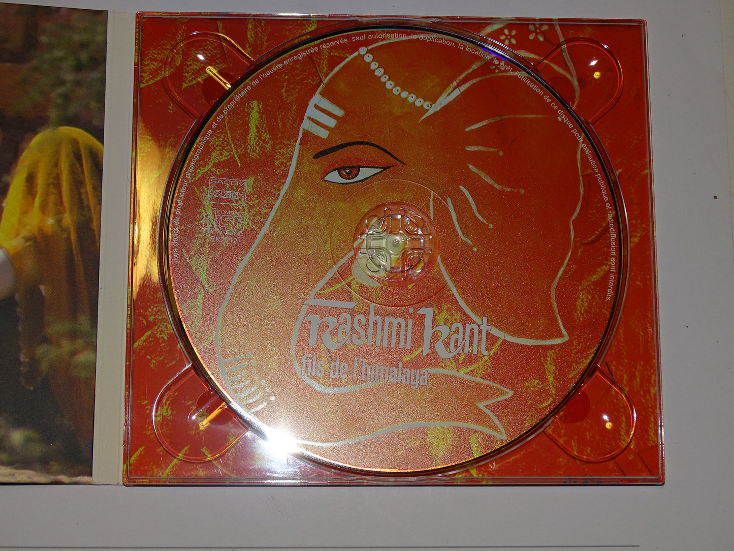 Compact disc, 'Fils de l'Himalaya' par Rashmi Kant. Musique Indienne mélangé à de la musique occidentale. Parfait !