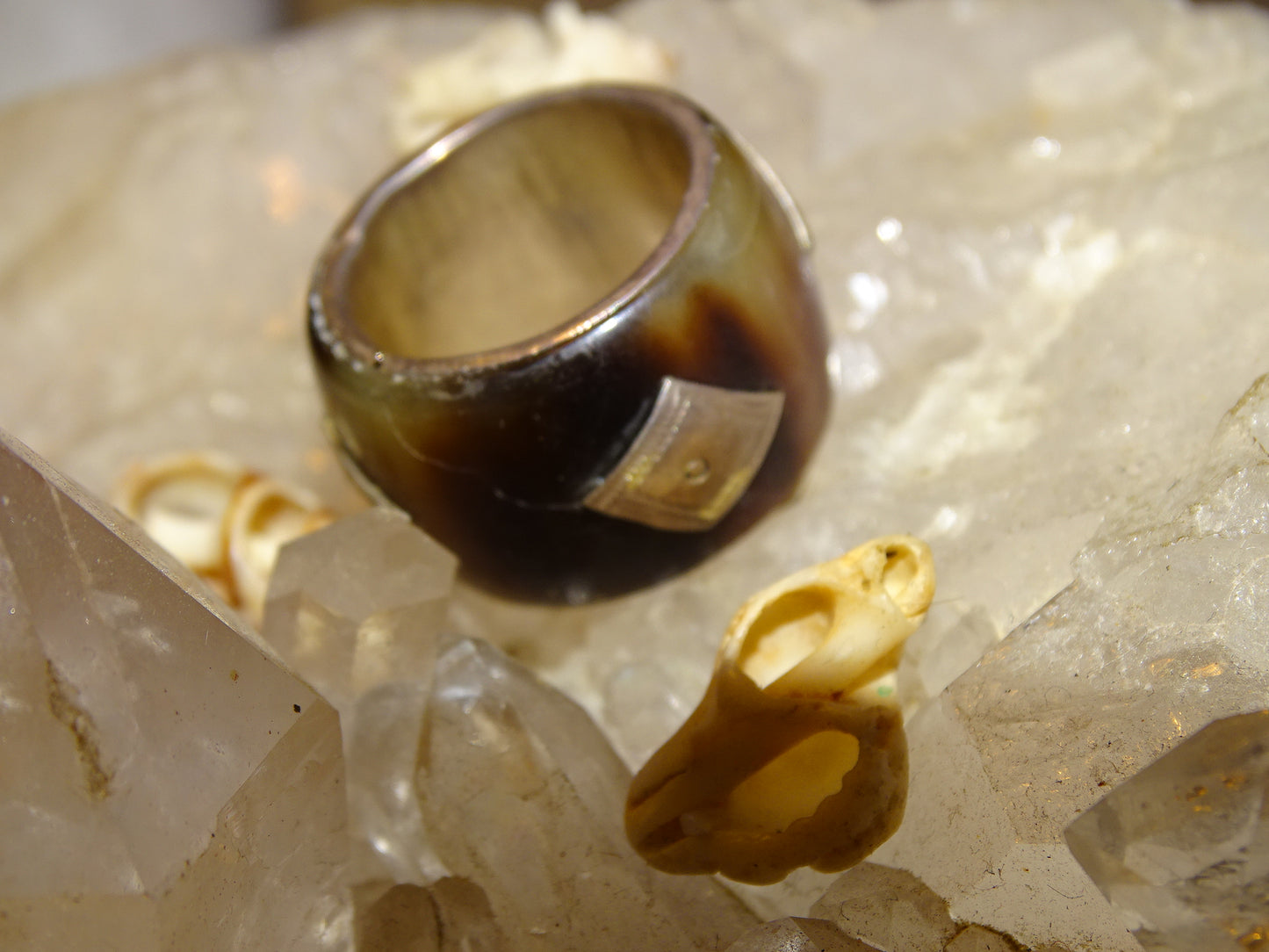 Bague/ anneau en corne et Argent, taille : 55 fr - 7 us. Faite au Niger (Touareg), avec incrustation de métal avec gravure (Argent 0.925) ! Très belle réalisation !