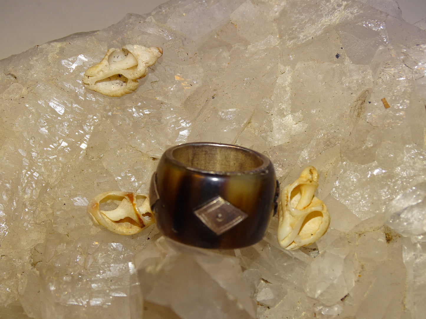 Bague/ anneau en corne et Argent, taille : 55 fr - 7 us. Faite au Niger (Touareg), avec incrustation de métal avec gravure (Argent 0.925) ! Très belle réalisation !