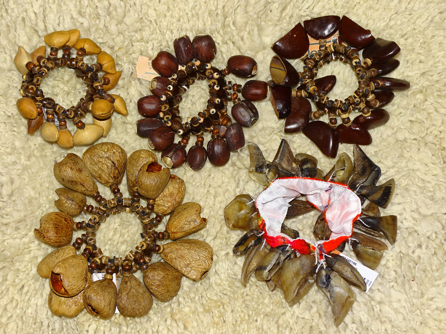 Selection of seed dance bracelets, models to choose from, handcrafted, perfect for accompaniment, fascinating and captivating sounds!...Seeds/nuts: Juju Chacha Pangui Pala Kemiri Tropical beans!