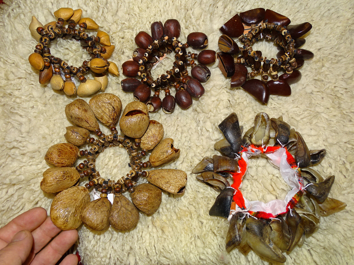 Selection of seed dance bracelets, models to choose from, handcrafted, perfect for accompaniment, fascinating and captivating sounds!...Seeds/nuts: Juju Chacha Pangui Pala Kemiri Tropical beans!