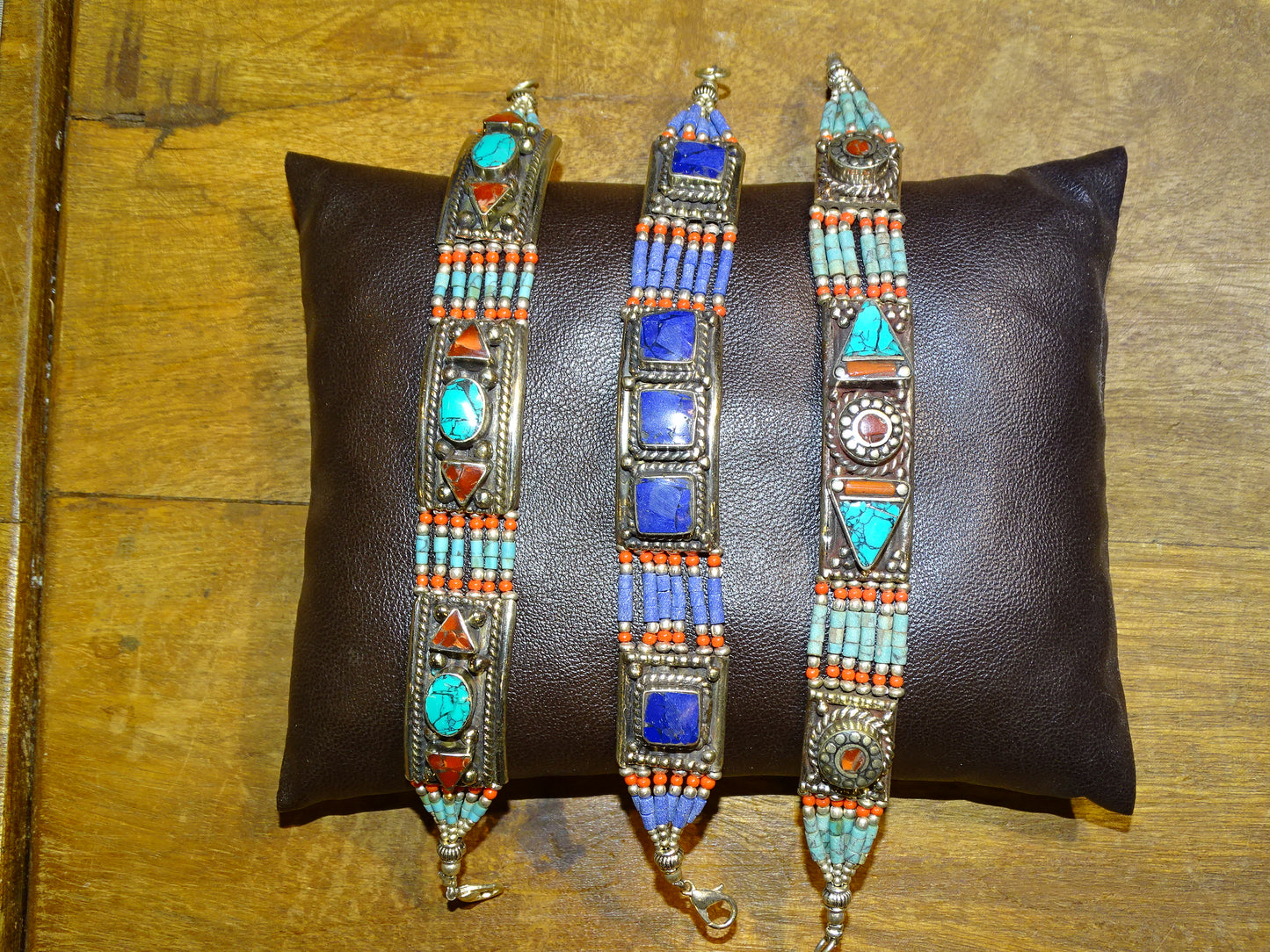 Set of 3 cushions measuring approximately 11x7x4 cm, for displaying jewelry or other items, 100% handmade in faux leather. Ask us for a custom size according to your needs! Sold in sets of 3!
