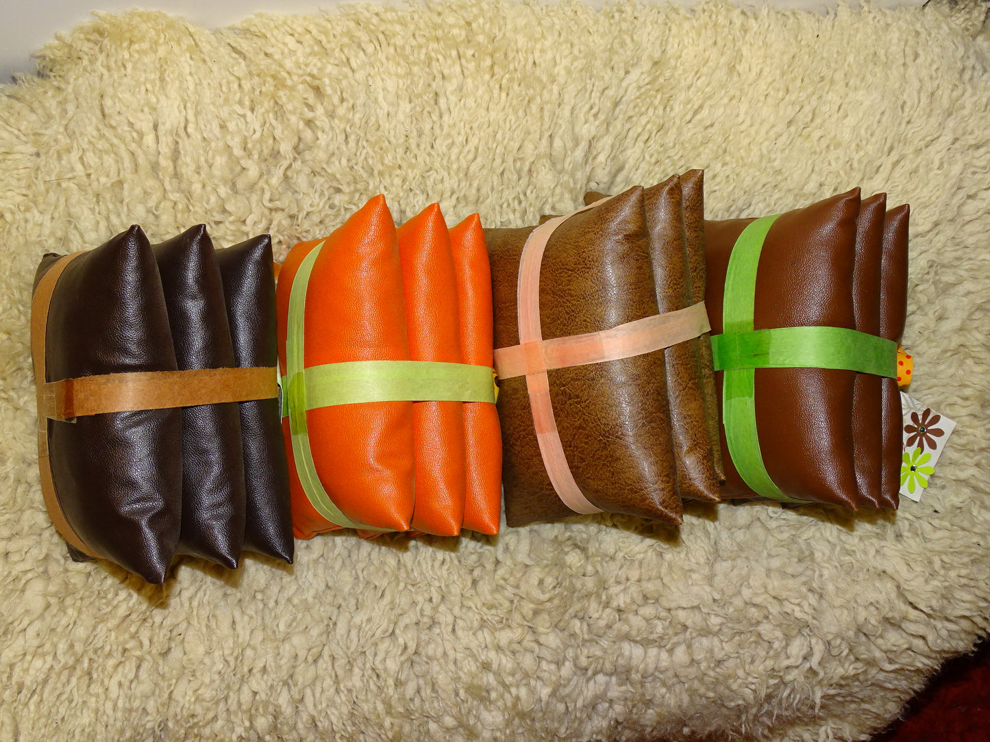 Set of 3 cushions measuring approximately 11x7x4 cm, for displaying jewelry or other items, 100% handmade in faux leather. Ask us for a custom size according to your needs! Sold in sets of 3!