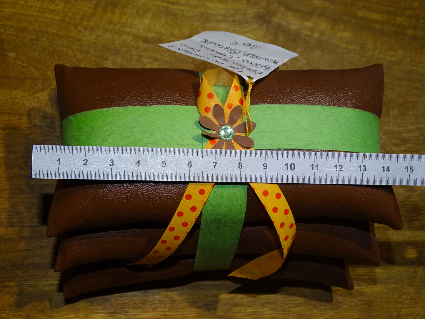 Set of 3 cushions measuring approximately 11x7x4 cm, for displaying jewelry or other items, 100% handmade in faux leather. Ask us for a custom size according to your needs! Sold in sets of 3!